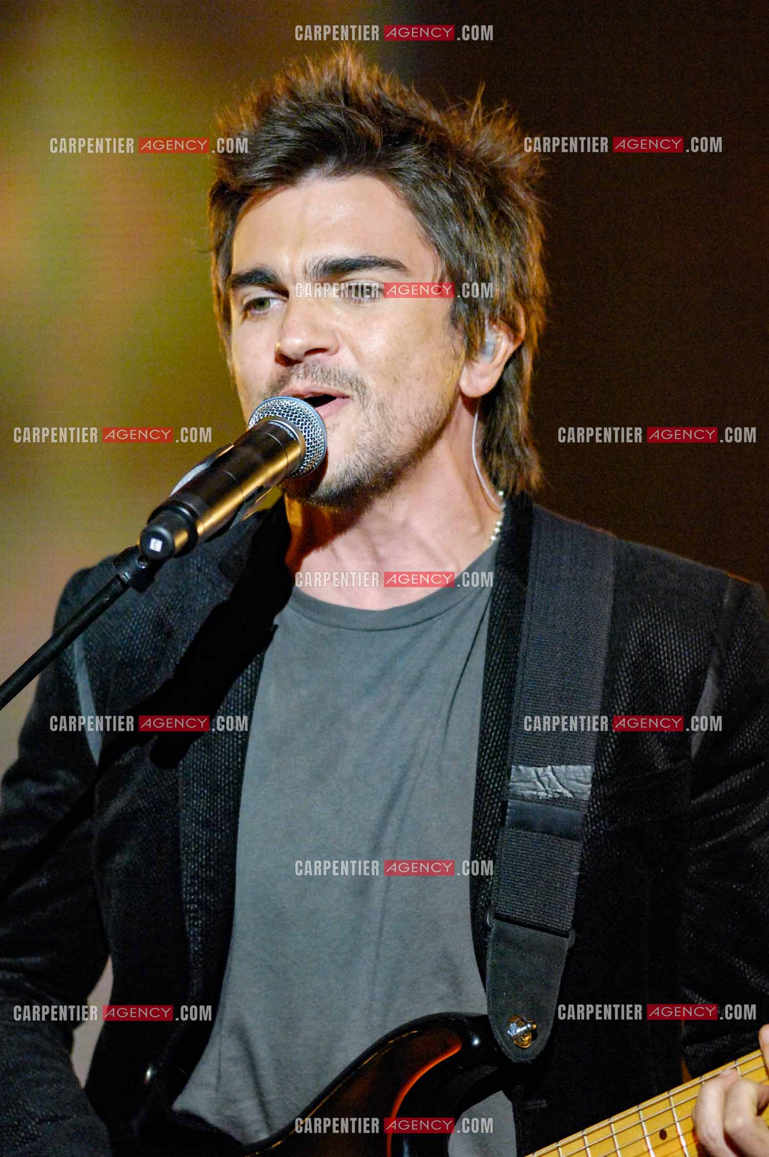 Le chanteur colombien Juanes invité de l'émission “HIT MACHINE“.  ( Exclusif )