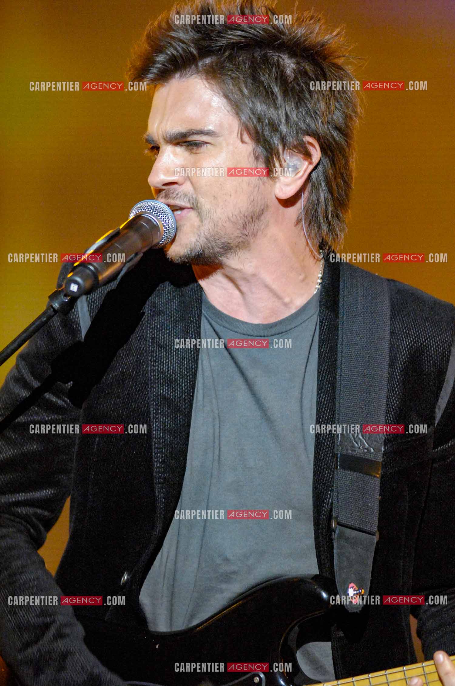 Le chanteur colombien Juanes invité de l'émission “HIT MACHINE“.  ( Exclusif )