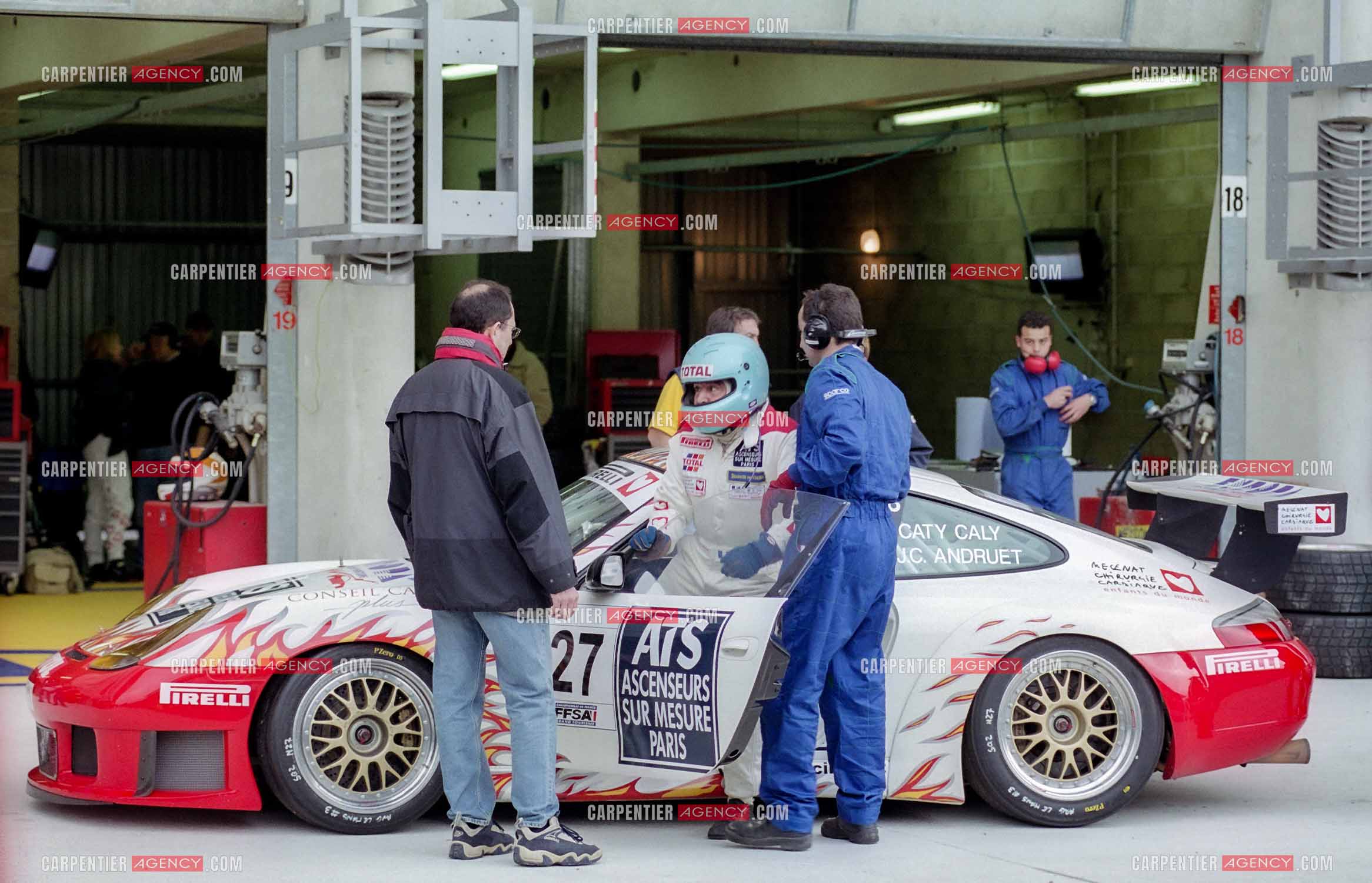 La pilote Catherine Caly dit Caty Caly sur le circuit Nevers Magny-Cours. Préparation de sa Porsche et course.  ( Exclusif ).