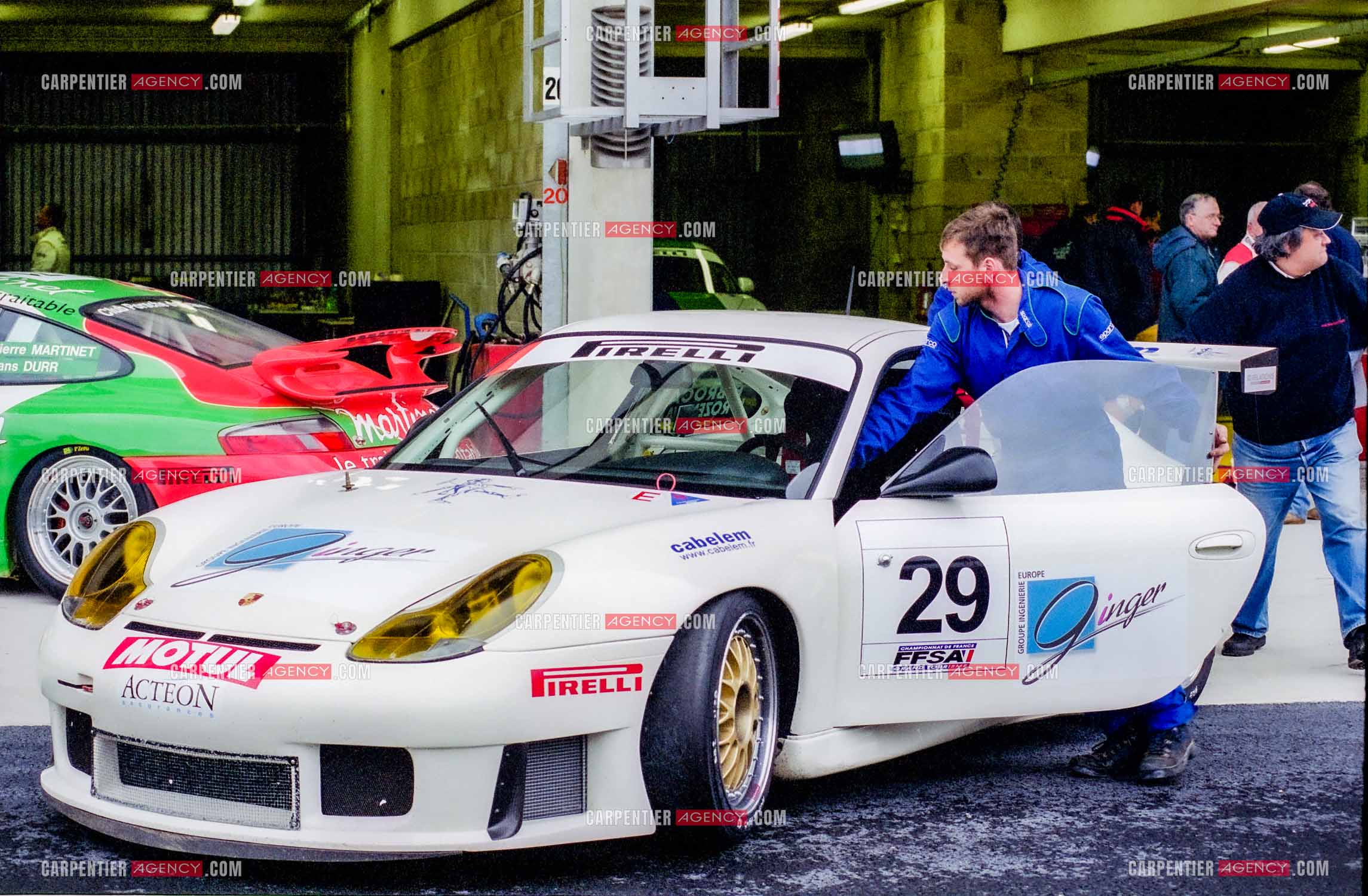 La pilote Catherine Caly dit Caty Caly sur le circuit Nevers Magny-Cours. Préparation de sa Porsche et course.  ( Exclusif ).