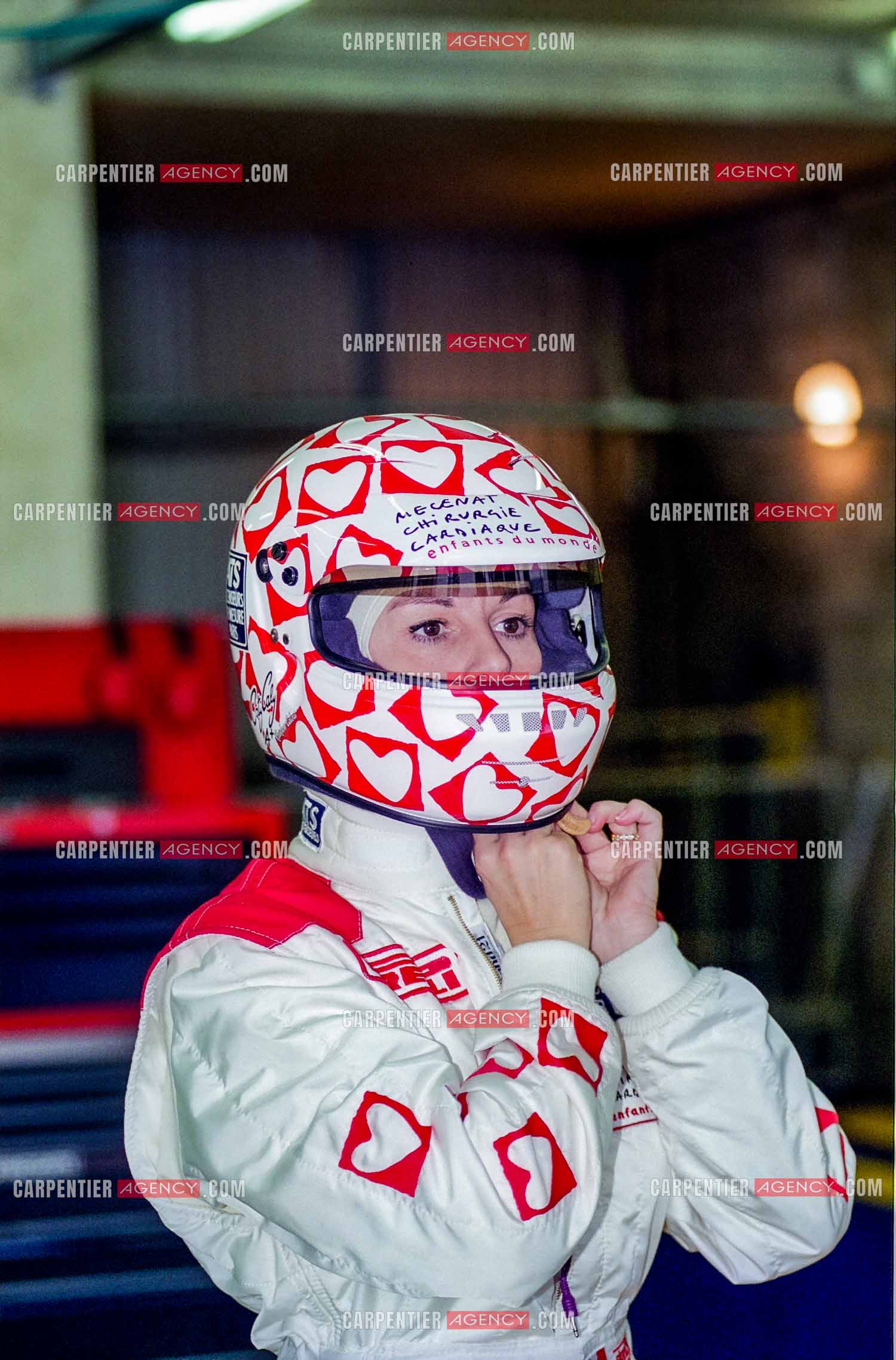 La pilote Catherine Caly dit Caty Caly sur le circuit Nevers Magny-Cours. Préparation de sa Porsche et course.  ( Exclusif ).