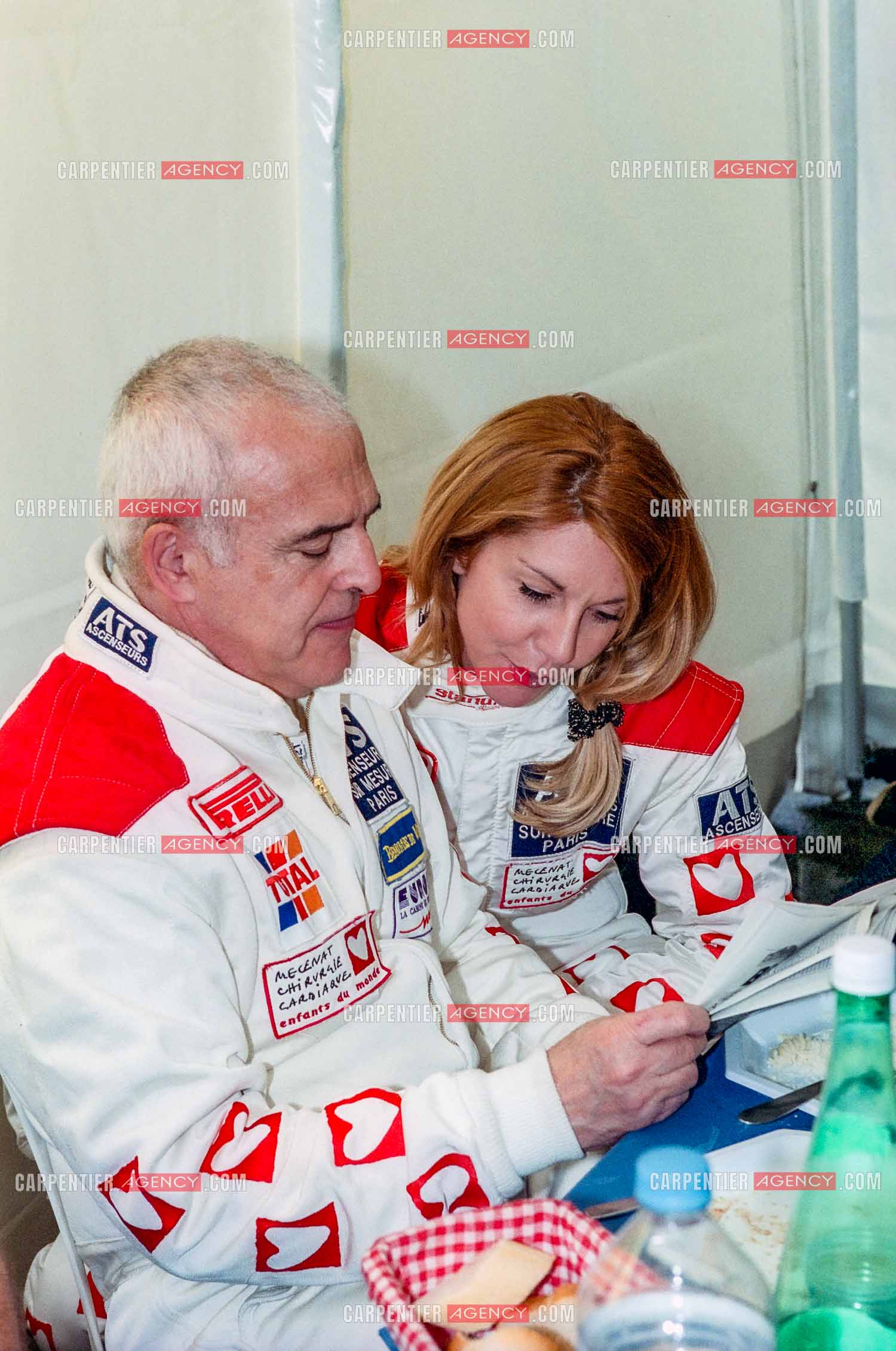 La pilote Catherine Caly dit Caty Caly sur le circuit Nevers Magny-Cours. Préparation de sa Porsche et course.  ( Exclusif ).