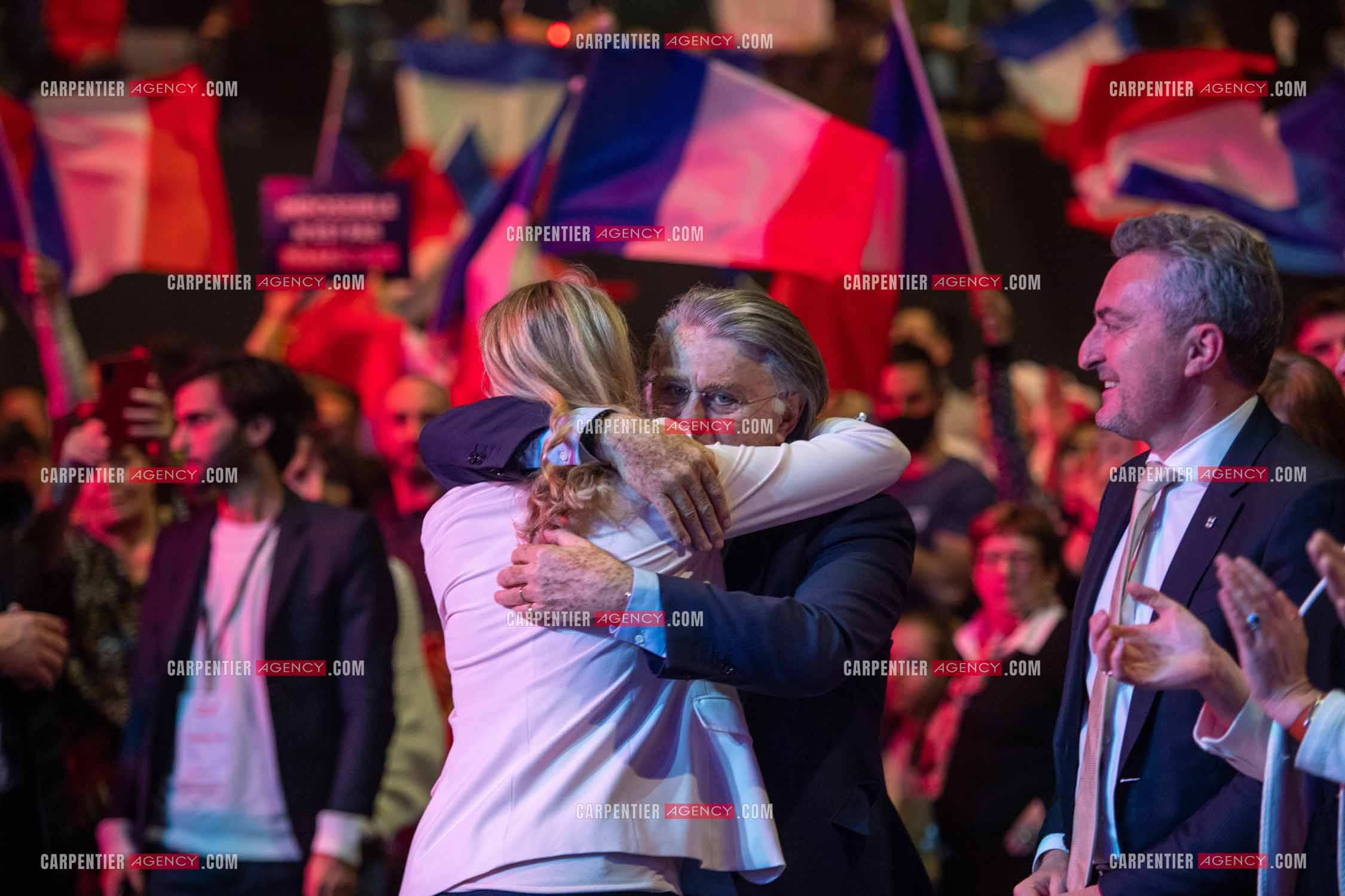 Meeting à Toulon du candidat à la présidentielle Eric Zemmour. Accolade entre la députée Marion Maréchal Le Pen et le député Gilbert Collard.