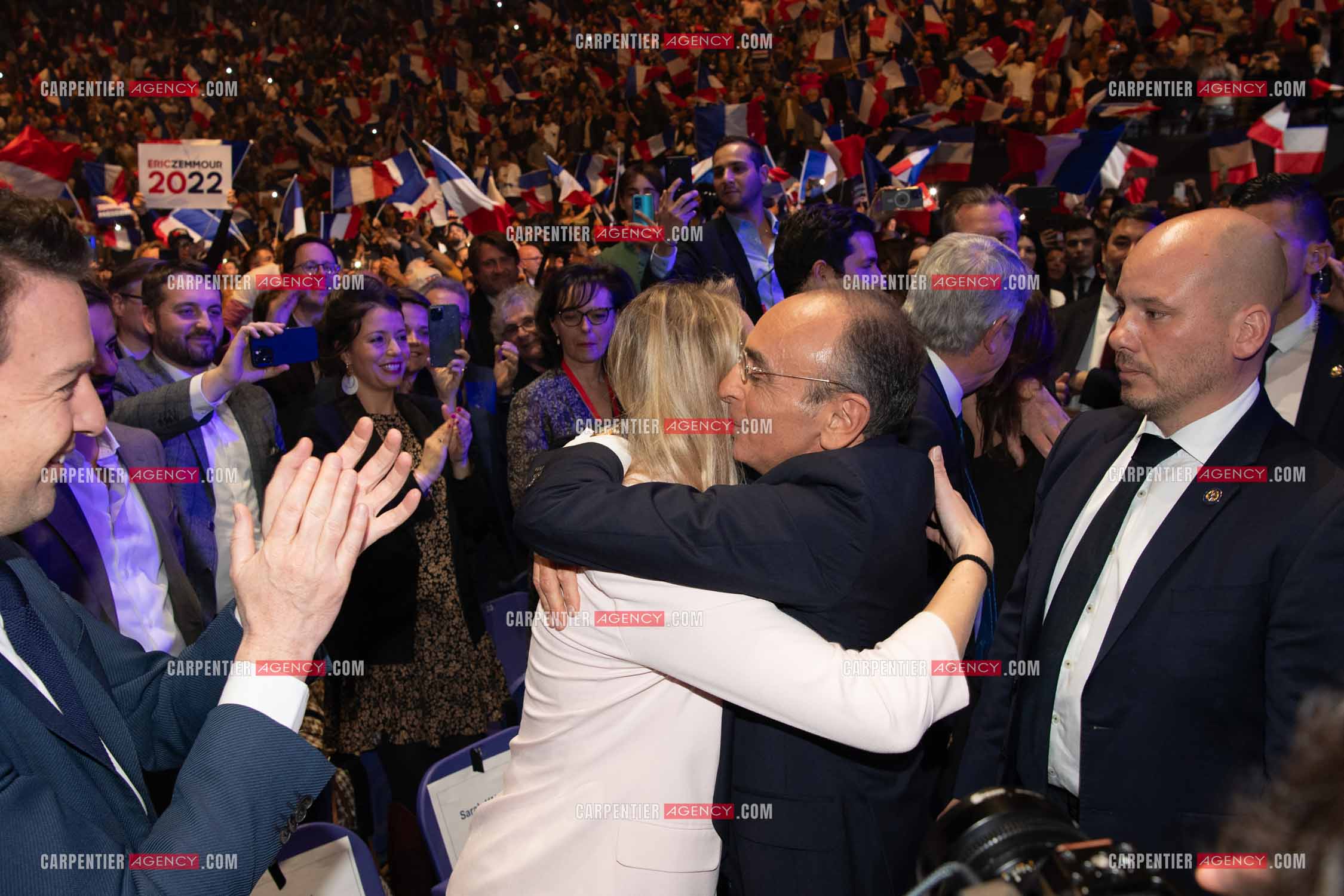 Meeting à Toulon du candidat à la présidentielle Eric Zemmour. Accolade entre Marion Maréchal Le Pen et Éric Zemmour.