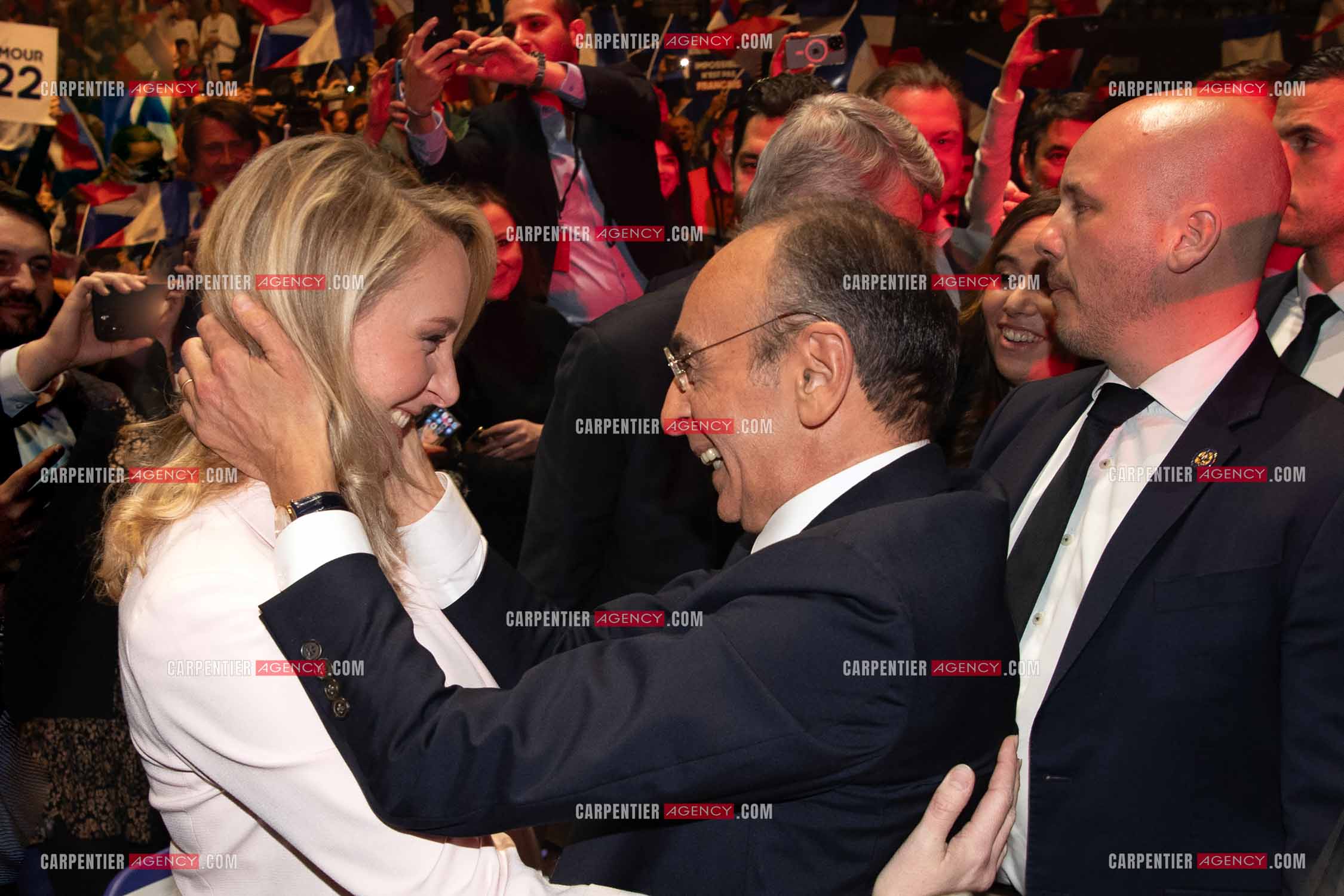 Meeting à Toulon du candidat à la présidentielle Eric Zemmour. Accolade entre Marion Maréchal Le Pen et Éric Zemmour.