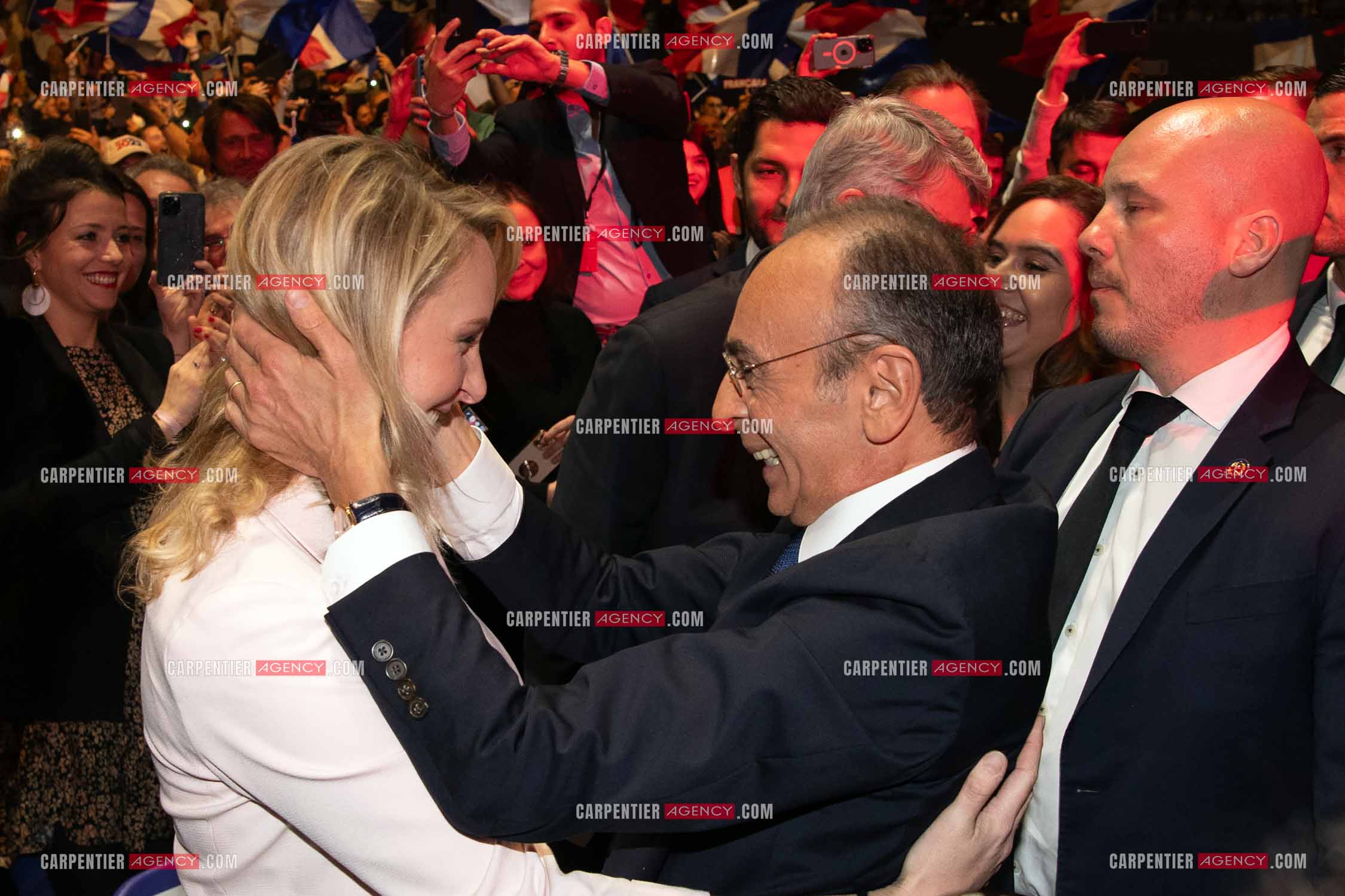 Meeting à Toulon du candidat à la présidentielle Eric Zemmour. Accolade entre Marion Maréchal Le Pen et Éric Zemmour.