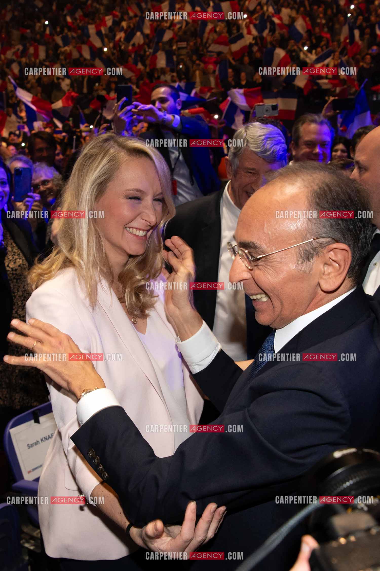 Meeting à Toulon du candidat à la présidentielle Eric Zemmour. Accolade entre Marion Maréchal Le Pen et Éric Zemmour.