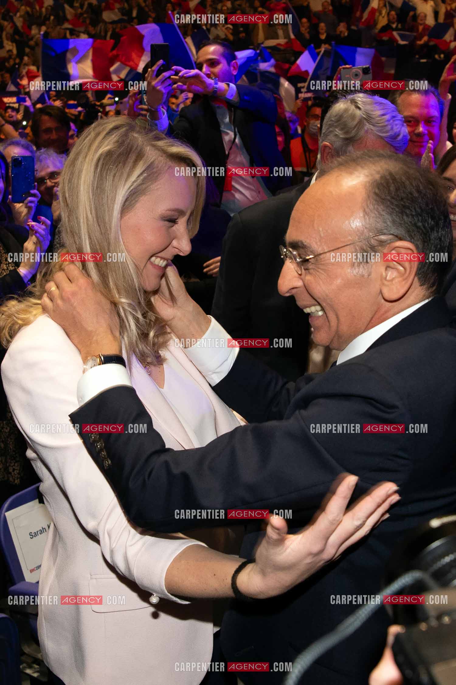 Meeting à Toulon du candidat à la présidentielle Eric Zemmour. Accolade entre Marion Maréchal Le Pen et Éric Zemmour.