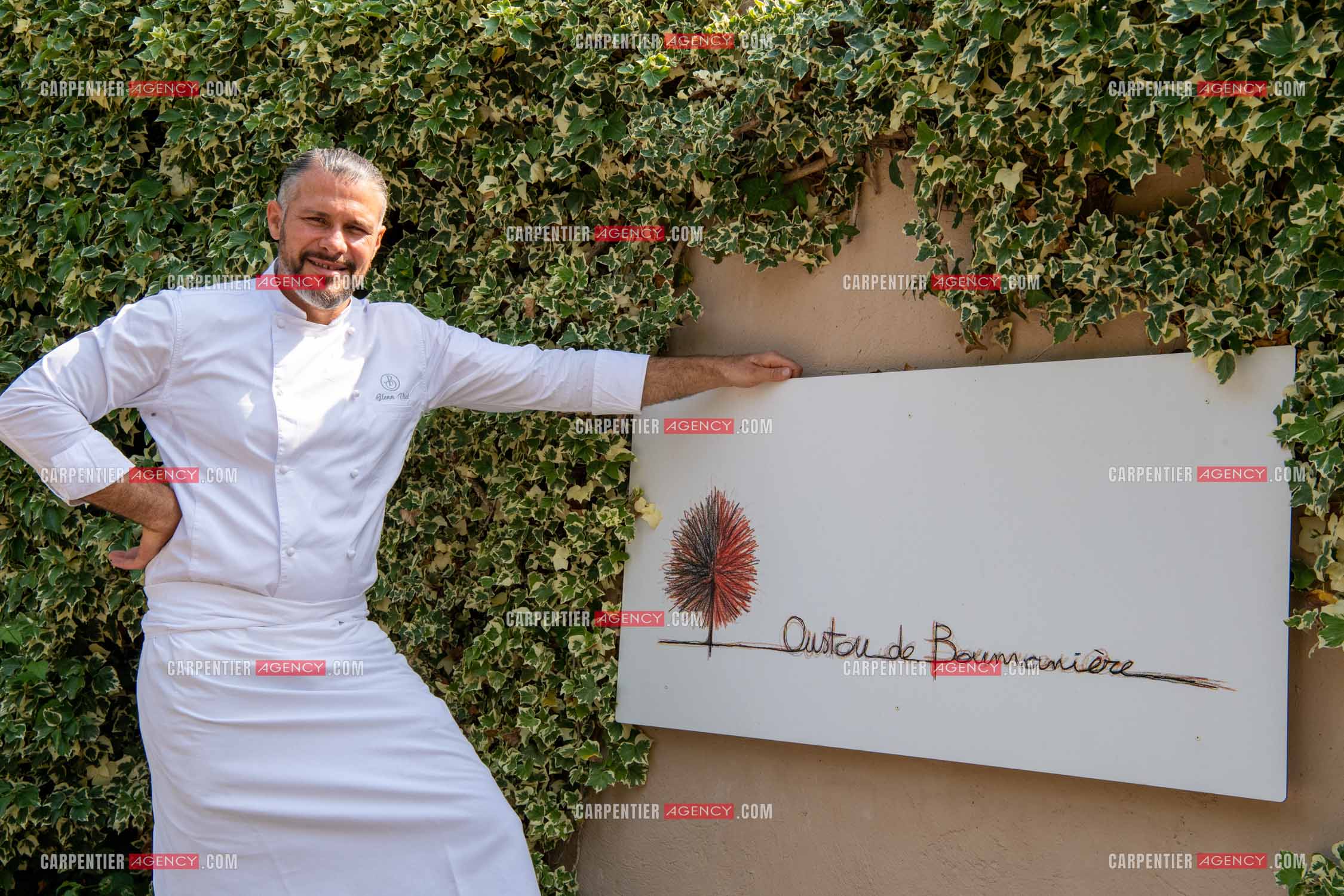 Le chef 3 étoiles Glenn Viel nous fait découvrir son restaurant “L'Ousteau de Baumanière“ situé aux Baux-de-Provence dans les Bouches du Rhône. Présentation des lieux, de sa brigade, ainsi que les cuisines et sa salle.   ( Exclusif )