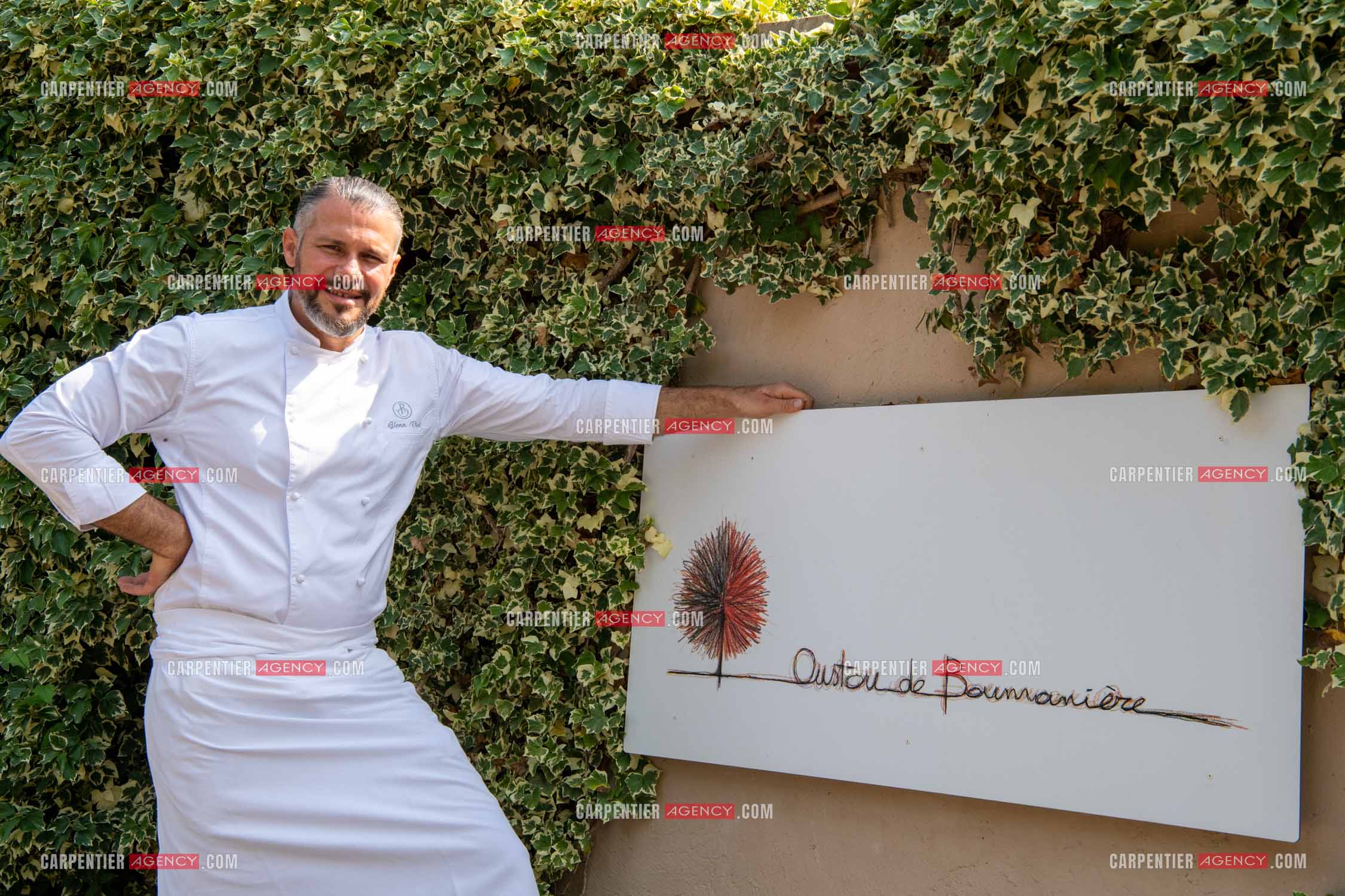 Le chef 3 étoiles Glenn Viel nous fait découvrir son restaurant “L'Ousteau de Baumanière“ situé aux Baux-de-Provence dans les Bouches du Rhône. Présentation des lieux, de sa brigade, ainsi que les cuisines et sa salle.   ( Exclusif )