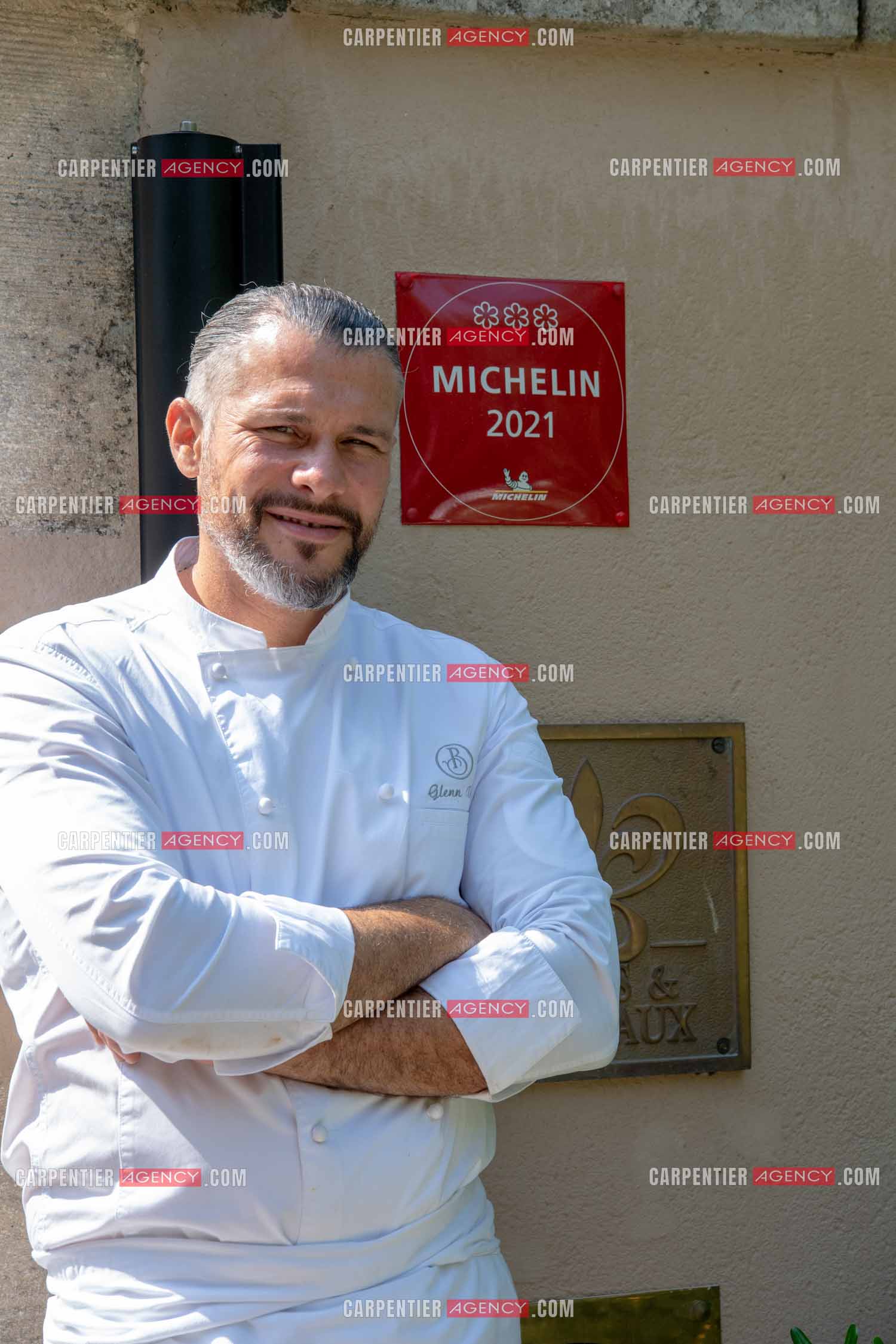 Le chef 3 étoiles Glenn Viel nous fait découvrir son restaurant “L'Ousteau de Baumanière“ situé aux Baux-de-Provence dans les Bouches du Rhône. Présentation des lieux, de sa brigade, ainsi que les cuisines et sa salle.   ( Exclusif )