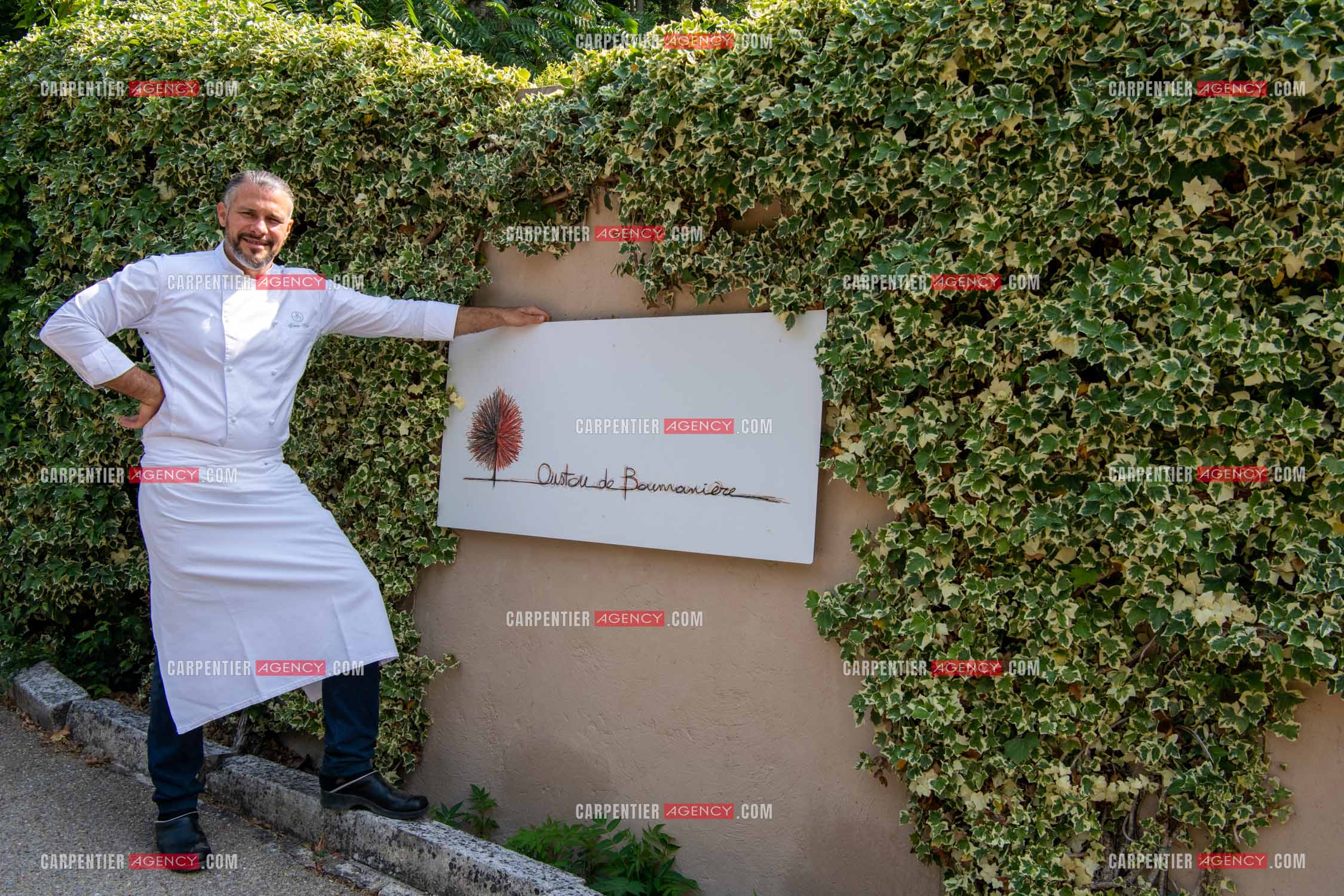 Le chef 3 étoiles Glenn Viel nous fait découvrir son restaurant “L'Ousteau de Baumanière“ situé aux Baux-de-Provence dans les Bouches du Rhône. Présentation des lieux, de sa brigade, ainsi que les cuisines et sa salle.   ( Exclusif )