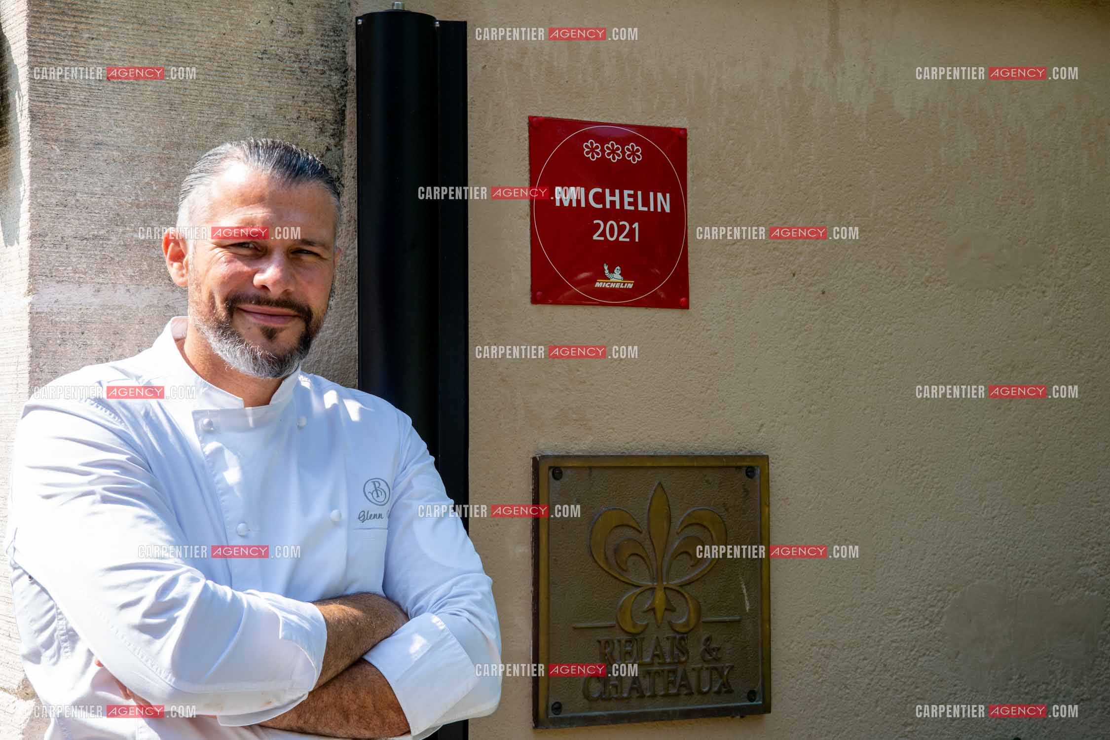 Le chef 3 étoiles Glenn Viel nous fait découvrir son restaurant “L'Ousteau de Baumanière“ situé aux Baux-de-Provence dans les Bouches du Rhône. Présentation des lieux, de sa brigade, ainsi que les cuisines et sa salle.   ( Exclusif )