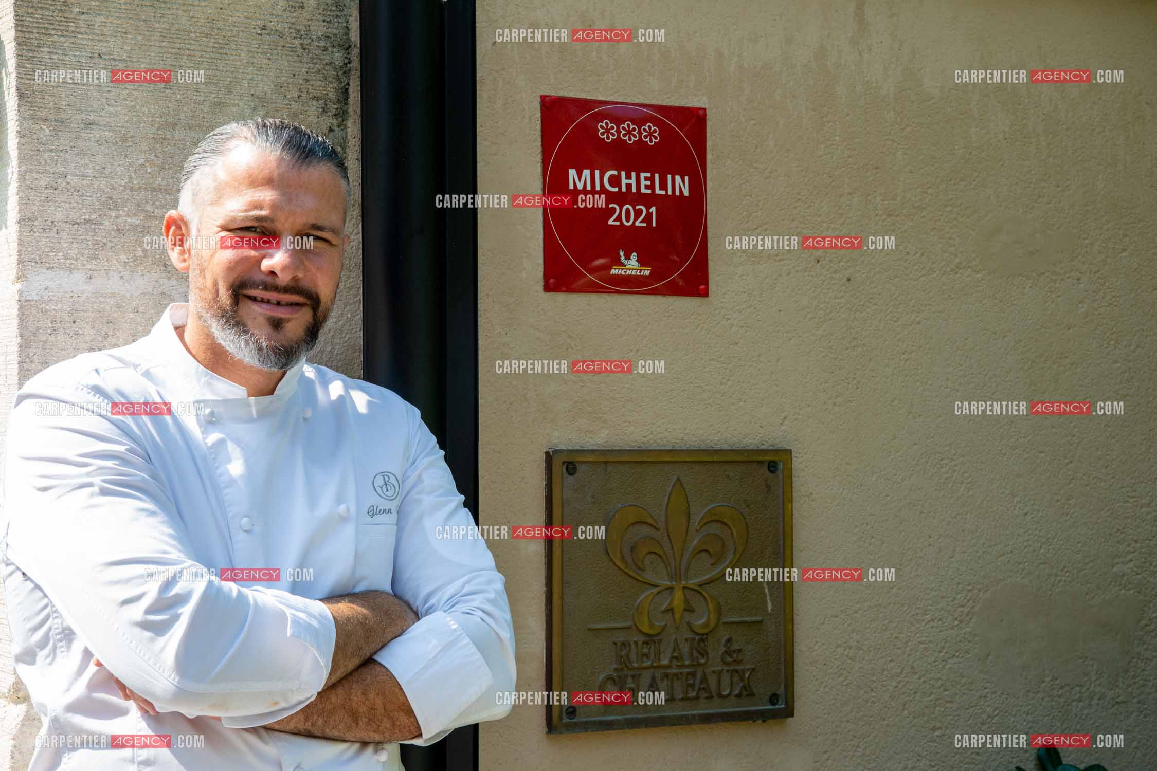 Le chef 3 étoiles Glenn Viel nous fait découvrir son restaurant “L'Ousteau de Baumanière“ situé aux Baux-de-Provence dans les Bouches du Rhône. Présentation des lieux, de sa brigade, ainsi que les cuisines et sa salle.   ( Exclusif )