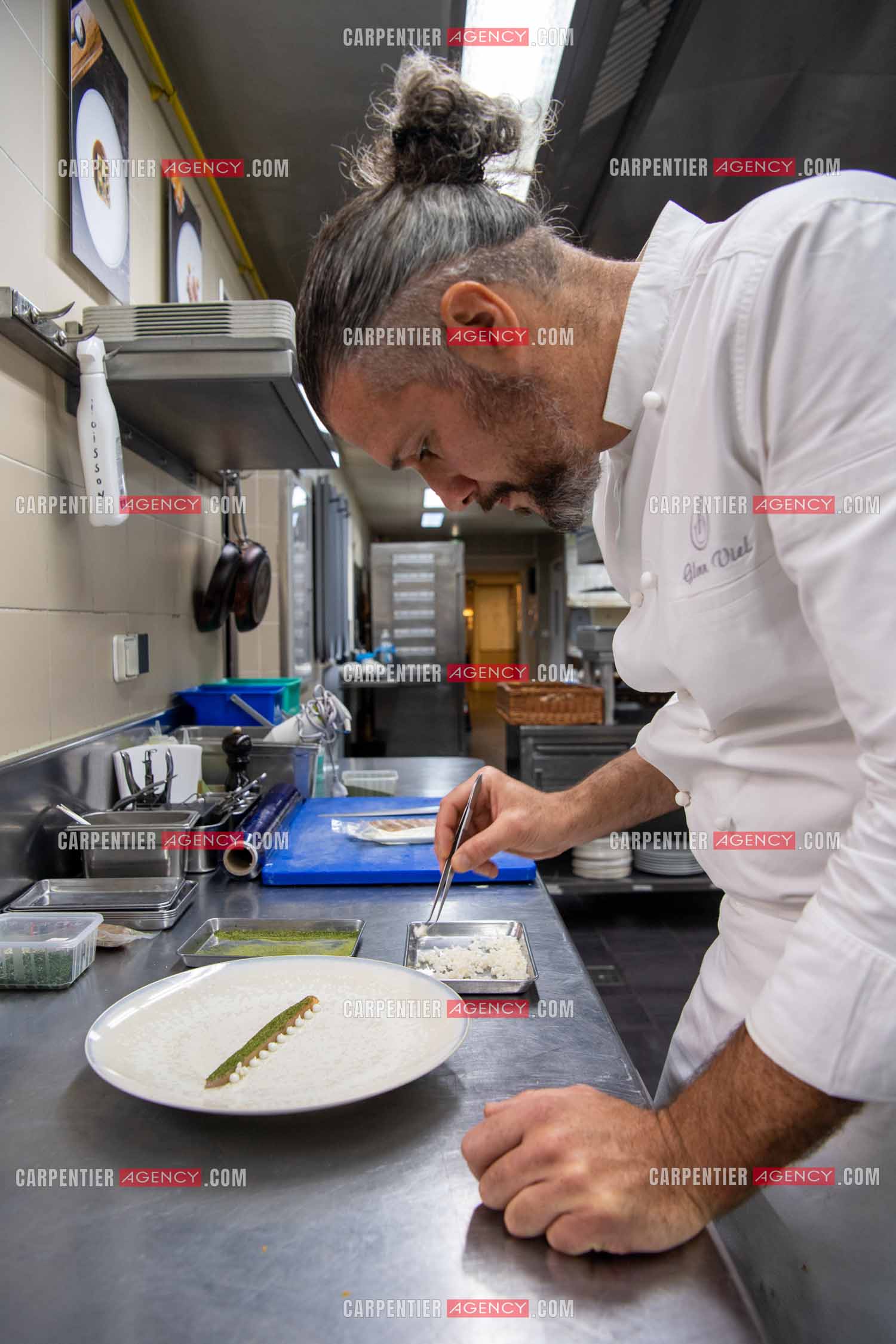 Le chef 3 étoiles Glenn Viel nous fait découvrir son restaurant “L'Ousteau de Baumanière“ situé aux Baux-de-Provence dans les Bouches du Rhône. Présentation des lieux, de sa brigade, ainsi que les cuisines et sa salle.   ( Exclusif )