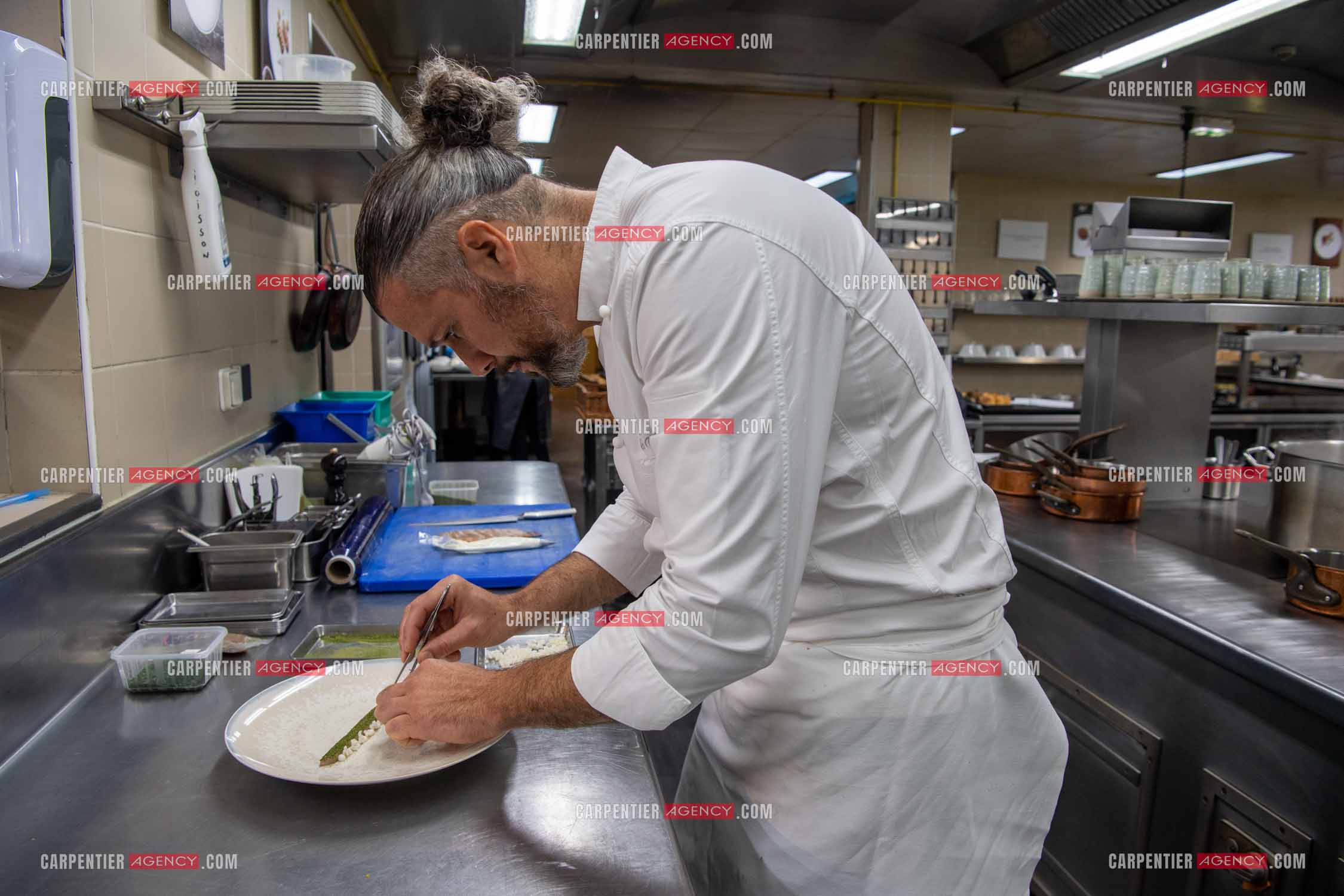 Le chef 3 étoiles Glenn Viel nous fait découvrir son restaurant “L'Ousteau de Baumanière“ situé aux Baux-de-Provence dans les Bouches du Rhône. Présentation des lieux, de sa brigade, ainsi que les cuisines et sa salle.   ( Exclusif )