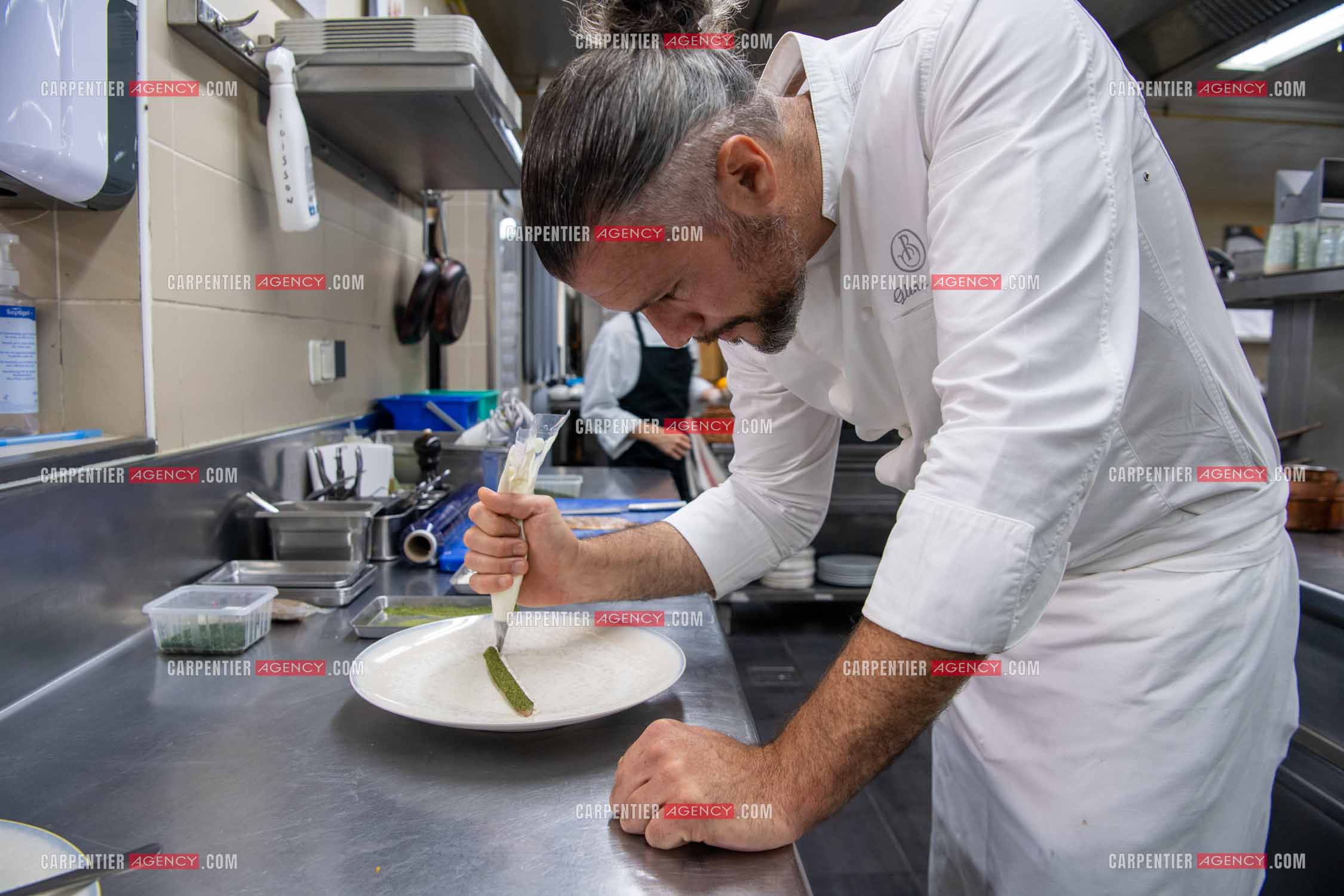 Le chef 3 étoiles Glenn Viel nous fait découvrir son restaurant “L'Ousteau de Baumanière“ situé aux Baux-de-Provence dans les Bouches du Rhône. Présentation des lieux, de sa brigade, ainsi que les cuisines et sa salle.   ( Exclusif )