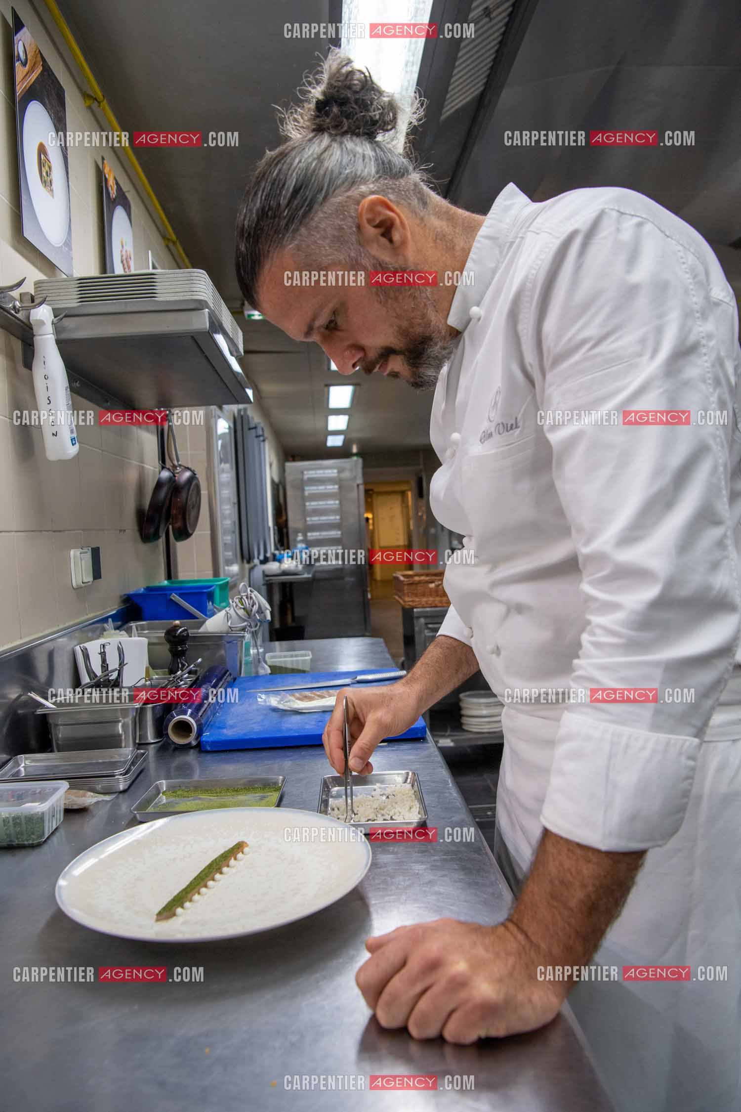 Le chef 3 étoiles Glenn Viel nous fait découvrir son restaurant “L'Ousteau de Baumanière“ situé aux Baux-de-Provence dans les Bouches du Rhône. Présentation des lieux, de sa brigade, ainsi que les cuisines et sa salle.   ( Exclusif )