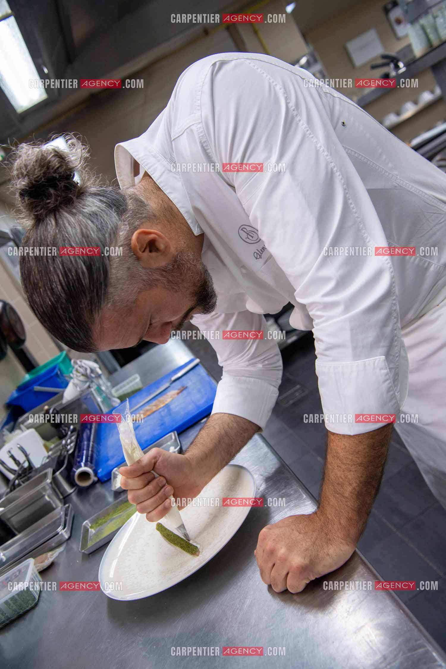 Le chef 3 étoiles Glenn Viel nous fait découvrir son restaurant “L'Ousteau de Baumanière“ situé aux Baux-de-Provence dans les Bouches du Rhône. Présentation des lieux, de sa brigade, ainsi que les cuisines et sa salle.   ( Exclusif )