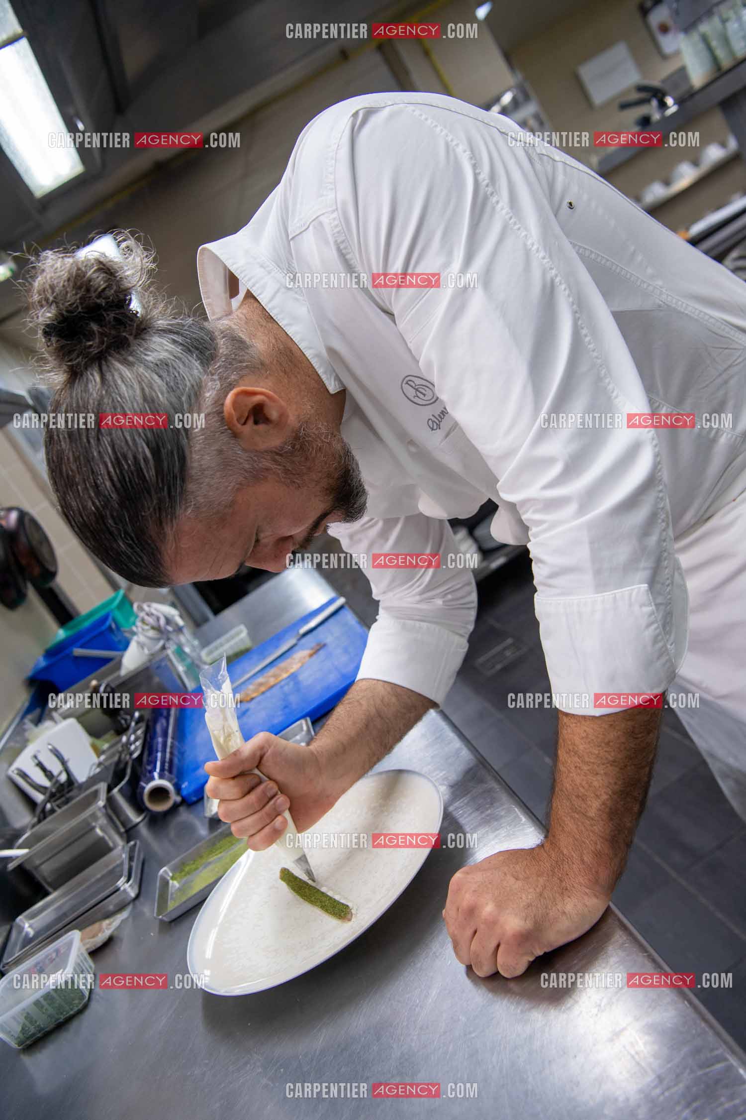 Le chef 3 étoiles Glenn Viel nous fait découvrir son restaurant “L'Ousteau de Baumanière“ situé aux Baux-de-Provence dans les Bouches du Rhône. Présentation des lieux, de sa brigade, ainsi que les cuisines et sa salle.   ( Exclusif )