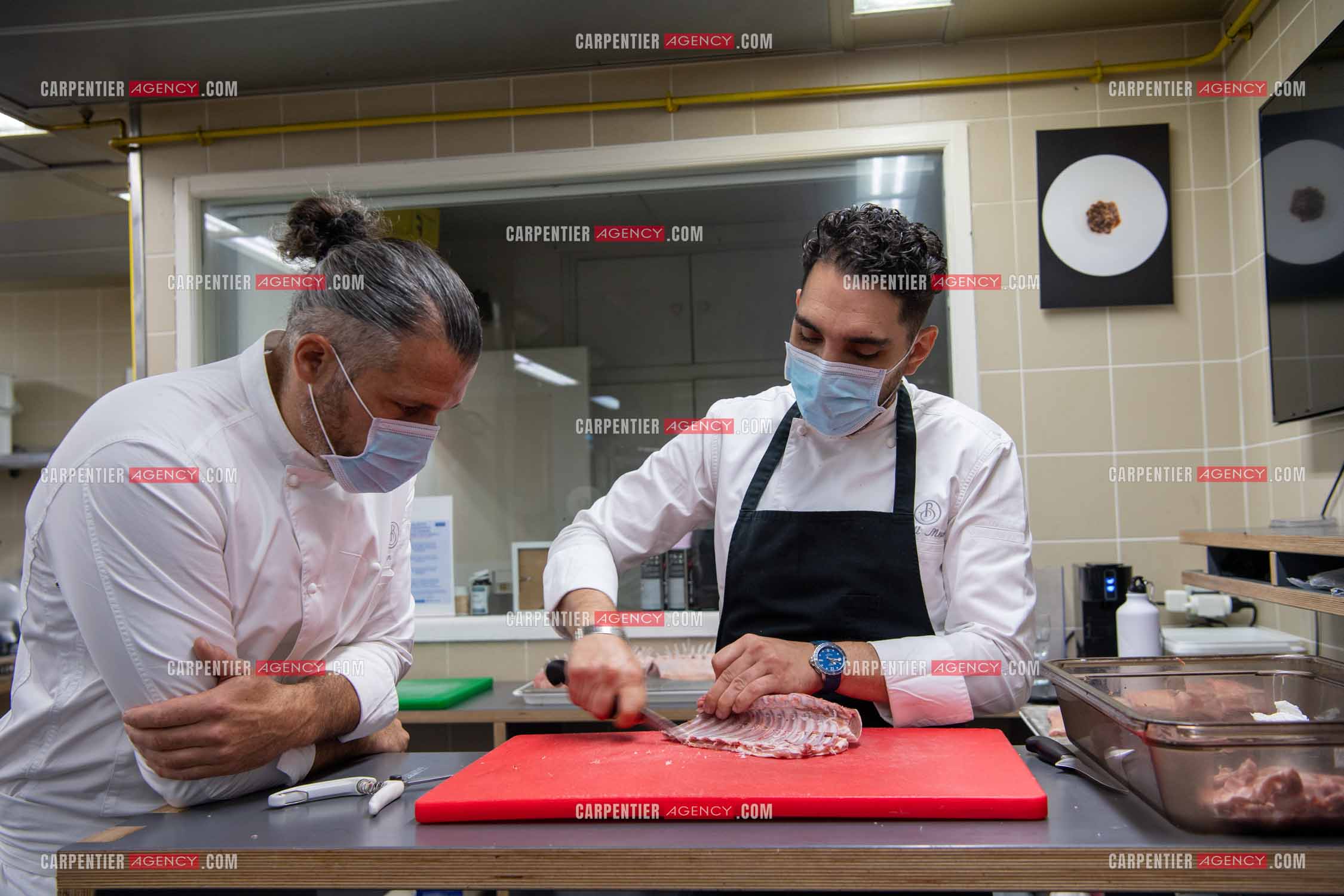 Le chef 3 étoiles Glenn Viel nous fait découvrir son restaurant “L'Ousteau de Baumanière“ situé aux Baux-de-Provence dans les Bouches du Rhône. Présentation des lieux, de sa brigade, ainsi que les cuisines et sa salle.   ( Exclusif )