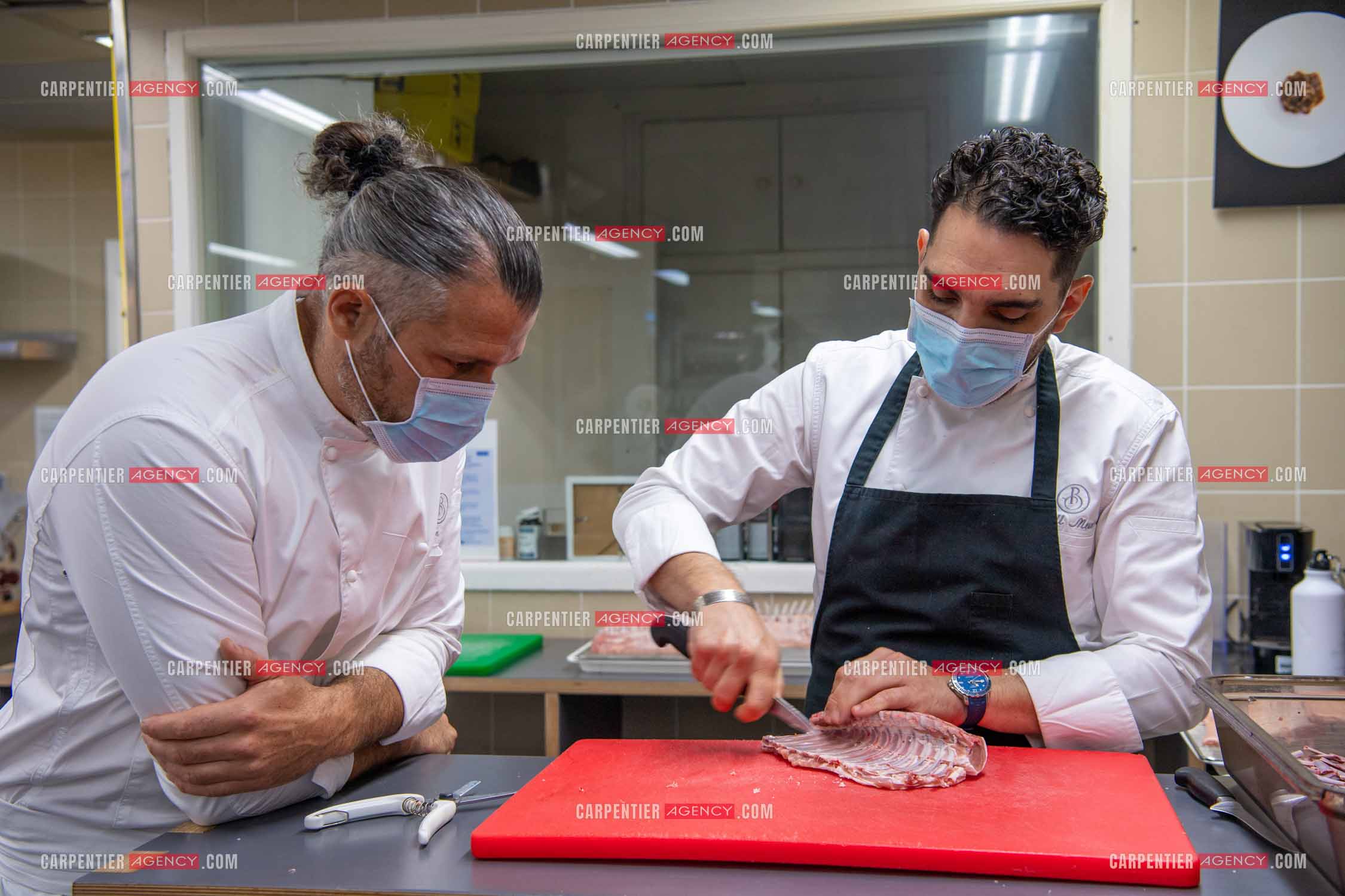 Le chef 3 étoiles Glenn Viel nous fait découvrir son restaurant “L'Ousteau de Baumanière“ situé aux Baux-de-Provence dans les Bouches du Rhône. Présentation des lieux, de sa brigade, ainsi que les cuisines et sa salle.   ( Exclusif )
