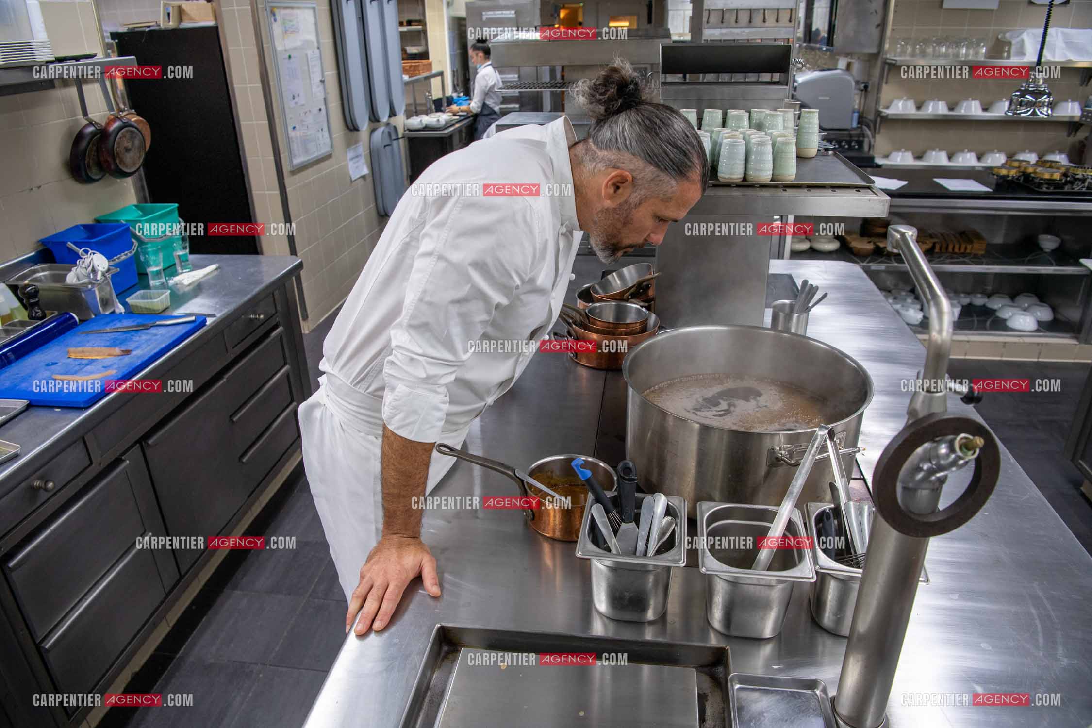 Le chef 3 étoiles Glenn Viel nous fait découvrir son restaurant “L'Ousteau de Baumanière“ situé aux Baux-de-Provence dans les Bouches du Rhône. Présentation des lieux, de sa brigade, ainsi que les cuisines et sa salle.   ( Exclusif )