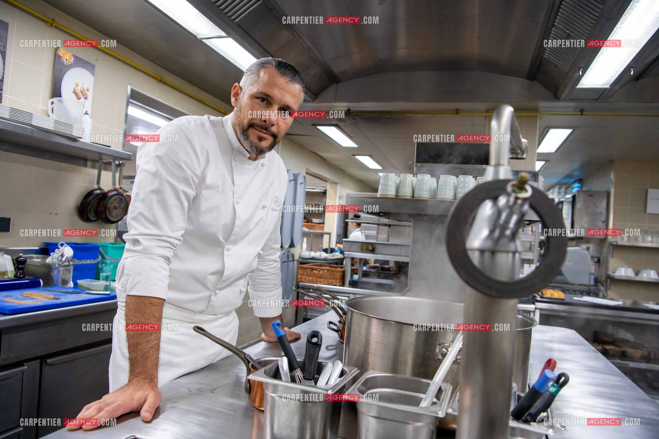 Le chef 3 étoiles Glenn Viel nous fait découvrir son restaurant “L'Ousteau de Baumanière“ situé aux Baux-de-Provence dans les Bouches du Rhône. Présentation des lieux, de sa brigade, ainsi que les cuisines et sa salle.   ( Exclusif )