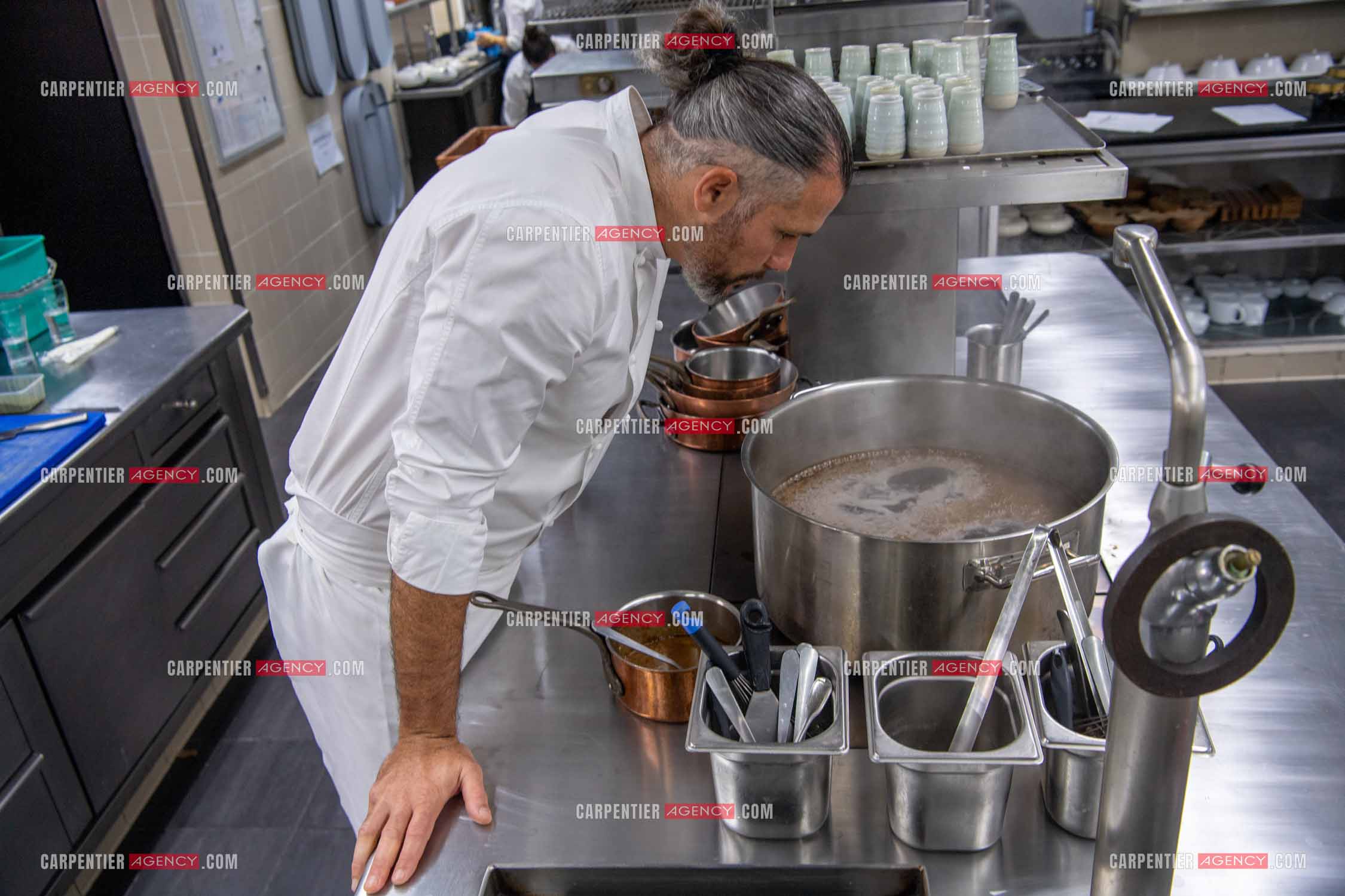 Le chef 3 étoiles Glenn Viel nous fait découvrir son restaurant “L'Ousteau de Baumanière“ situé aux Baux-de-Provence dans les Bouches du Rhône. Présentation des lieux, de sa brigade, ainsi que les cuisines et sa salle.   ( Exclusif )