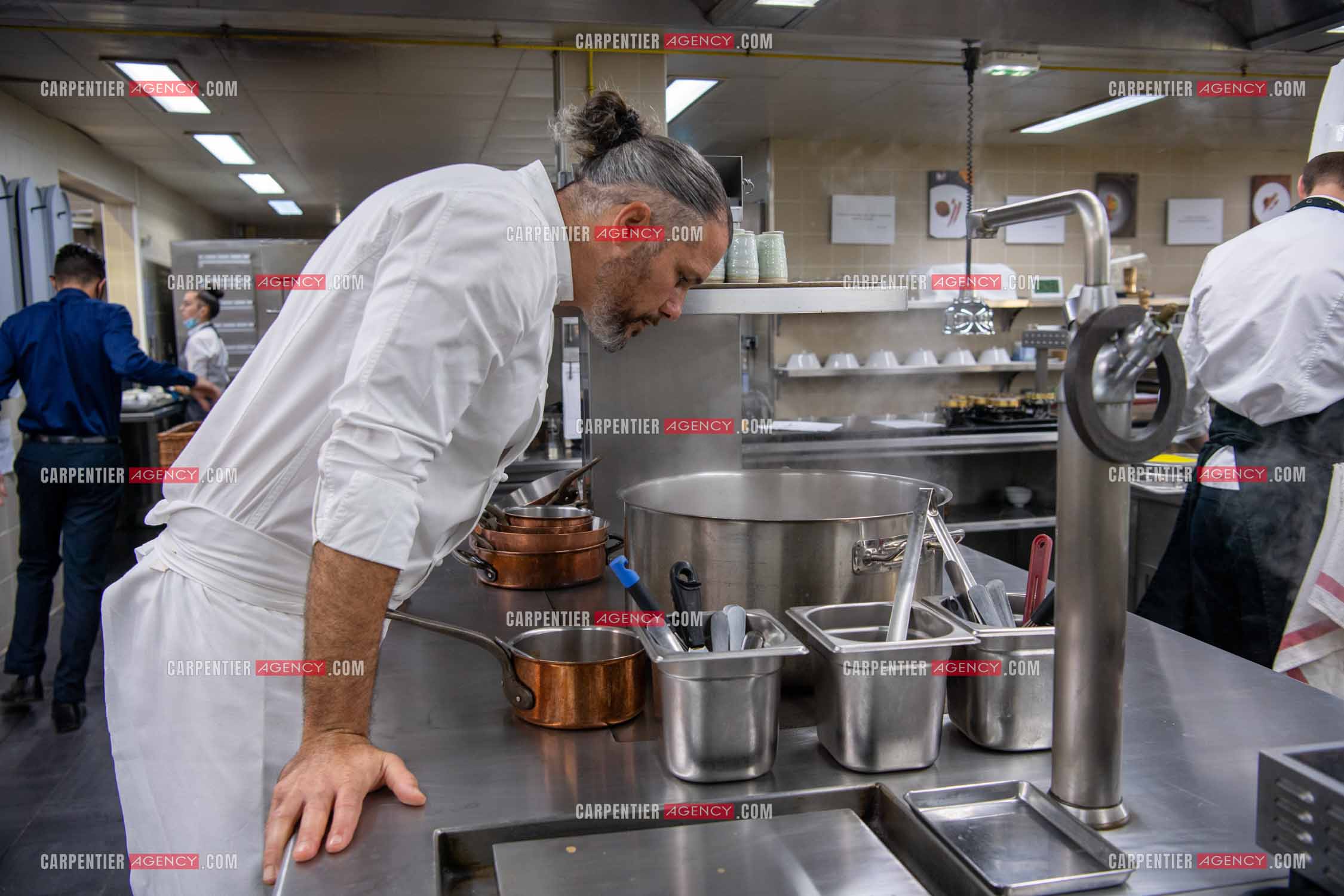 Le chef 3 étoiles Glenn Viel nous fait découvrir son restaurant “L'Ousteau de Baumanière“ situé aux Baux-de-Provence dans les Bouches du Rhône. Présentation des lieux, de sa brigade, ainsi que les cuisines et sa salle.   ( Exclusif )