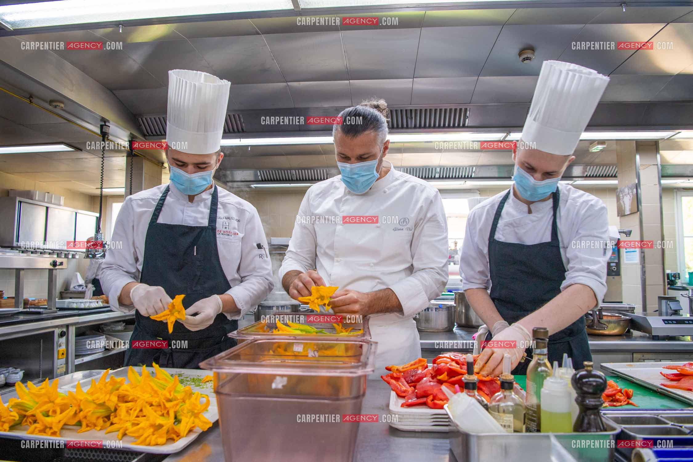 Le chef 3 étoiles Glenn Viel nous fait découvrir son restaurant “L'Ousteau de Baumanière“ situé aux Baux-de-Provence dans les Bouches du Rhône. Présentation des lieux, de sa brigade, ainsi que les cuisines et sa salle.   ( Exclusif )