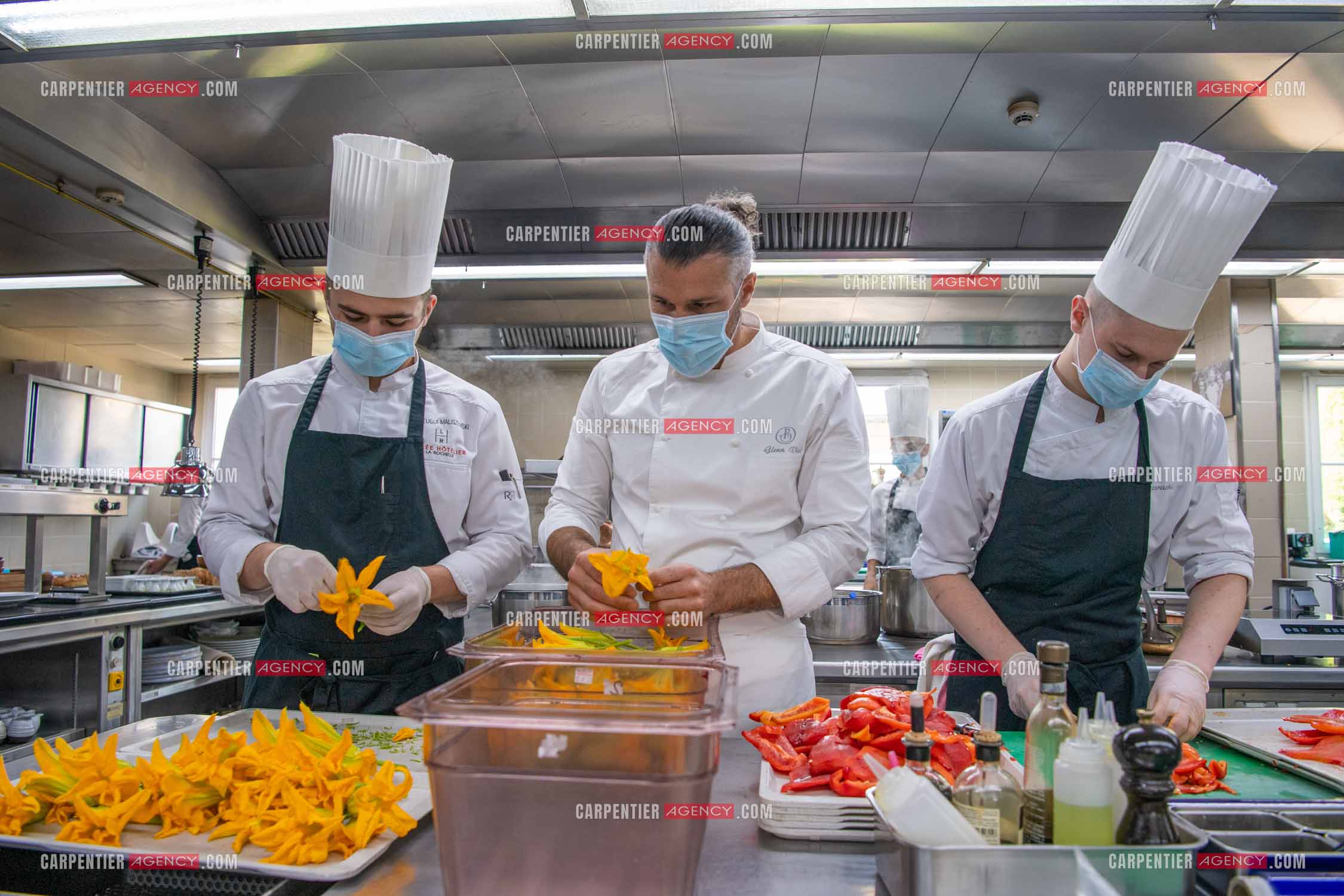 Le chef 3 étoiles Glenn Viel nous fait découvrir son restaurant “L'Ousteau de Baumanière“ situé aux Baux-de-Provence dans les Bouches du Rhône. Présentation des lieux, de sa brigade, ainsi que les cuisines et sa salle.   ( Exclusif )