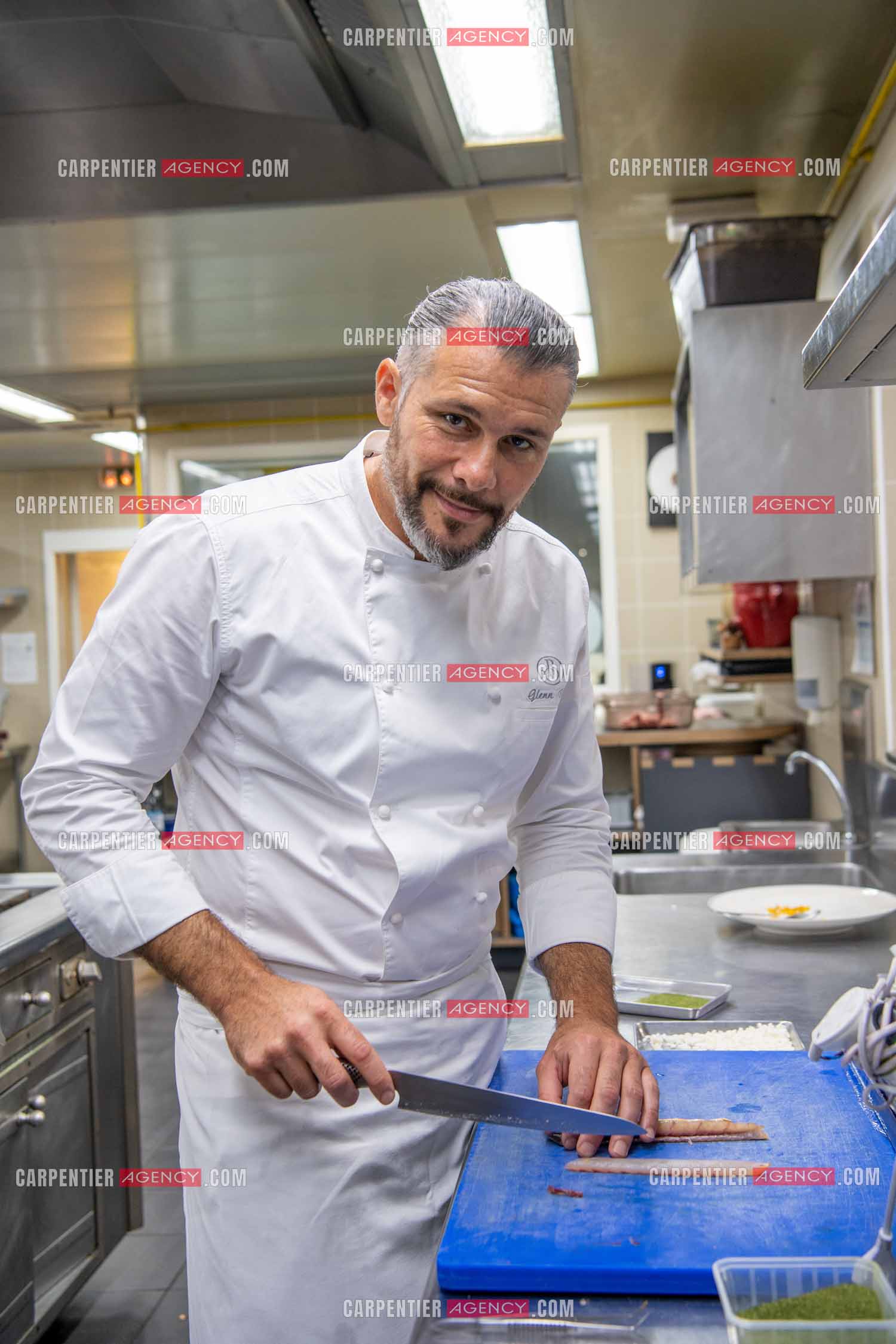 Le chef 3 étoiles Glenn Viel nous fait découvrir son restaurant “L'Ousteau de Baumanière“ situé aux Baux-de-Provence dans les Bouches du Rhône. Présentation des lieux, de sa brigade, ainsi que les cuisines et sa salle.   ( Exclusif )