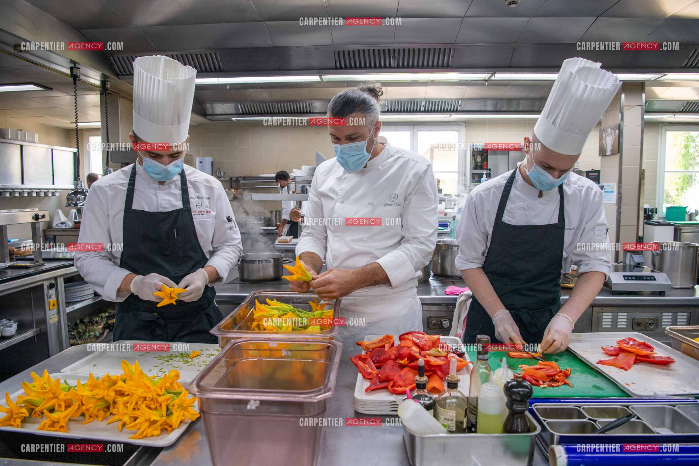 Le chef 3 étoiles Glenn Viel nous fait découvrir son restaurant “L'Ousteau de Baumanière“ situé aux Baux-de-Provence dans les Bouches du Rhône. Présentation des lieux, de sa brigade, ainsi que les cuisines et sa salle.   ( Exclusif )