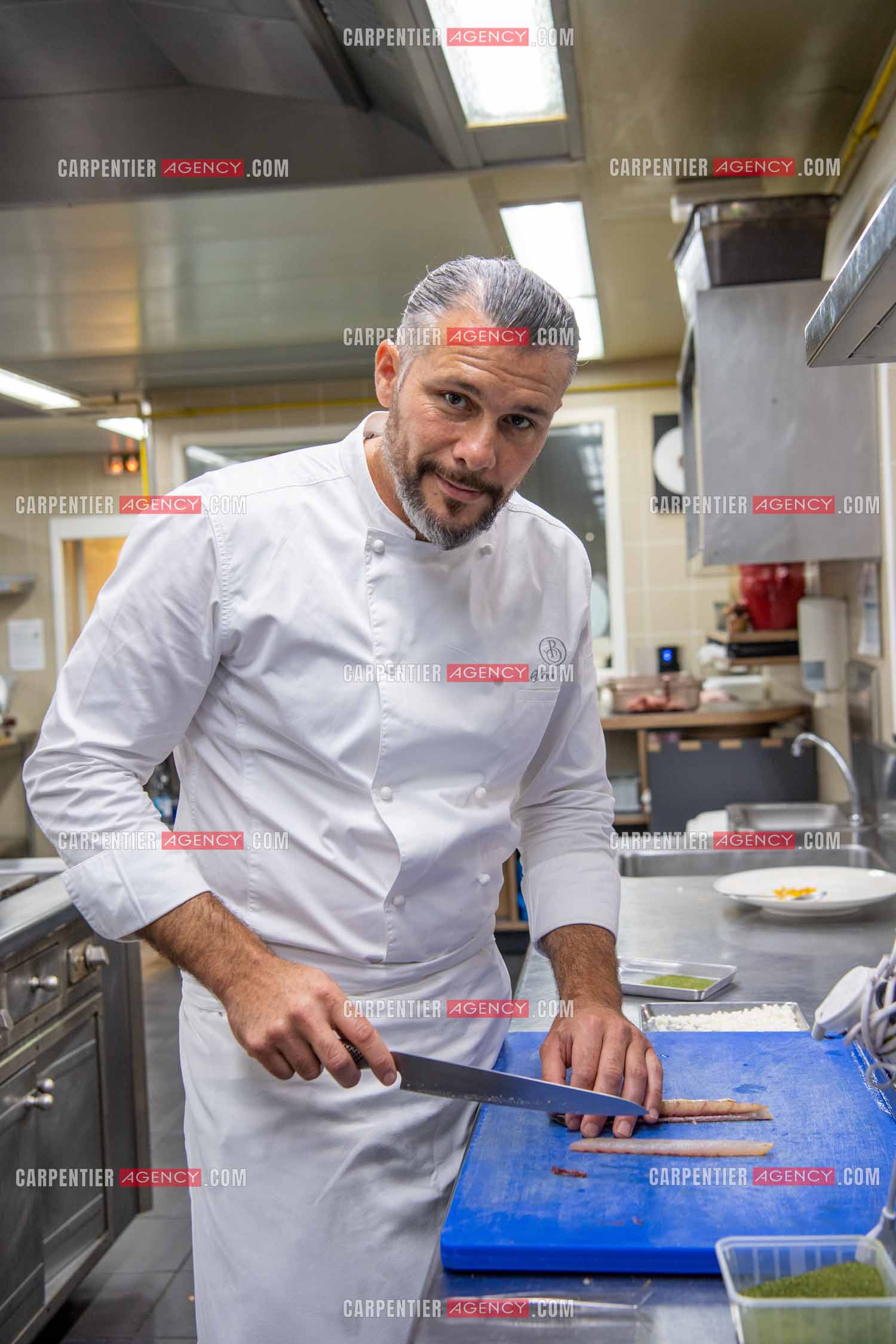 Le chef 3 étoiles Glenn Viel nous fait découvrir son restaurant “L'Ousteau de Baumanière“ situé aux Baux-de-Provence dans les Bouches du Rhône. Présentation des lieux, de sa brigade, ainsi que les cuisines et sa salle.   ( Exclusif )