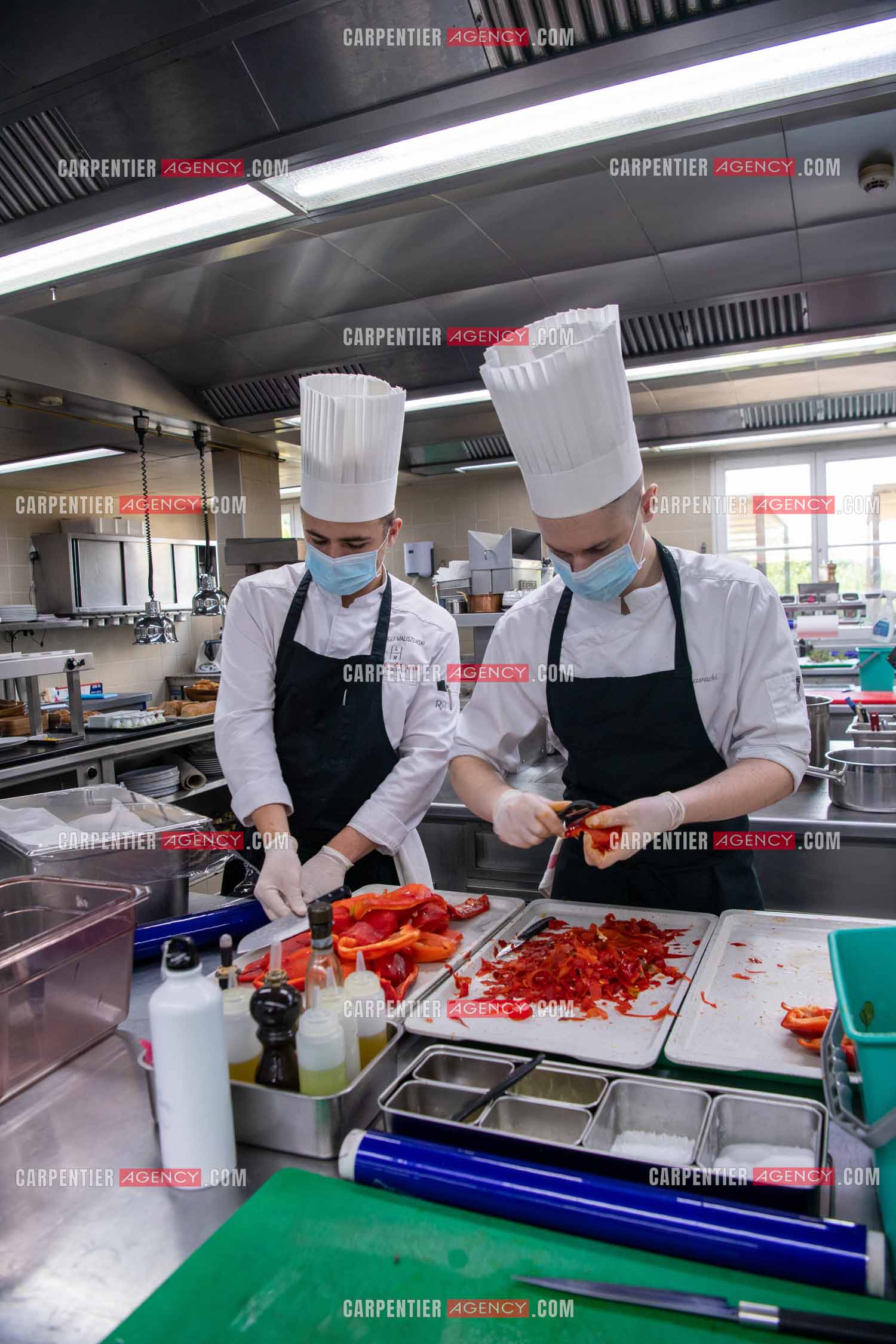 Le chef 3 étoiles Glenn Viel nous fait découvrir son restaurant “L'Ousteau de Baumanière“ situé aux Baux-de-Provence dans les Bouches du Rhône. Présentation des lieux, de sa brigade, ainsi que les cuisines et sa salle.   ( Exclusif )