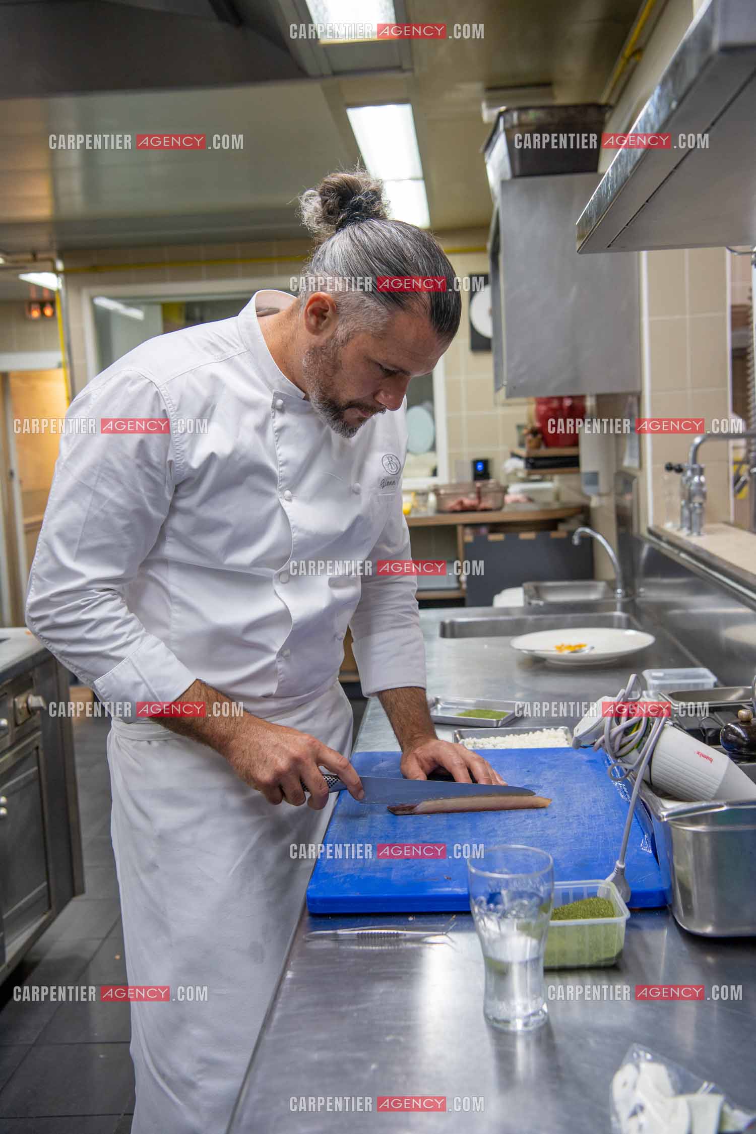 Le chef 3 étoiles Glenn Viel nous fait découvrir son restaurant “L'Ousteau de Baumanière“ situé aux Baux-de-Provence dans les Bouches du Rhône. Présentation des lieux, de sa brigade, ainsi que les cuisines et sa salle.   ( Exclusif )