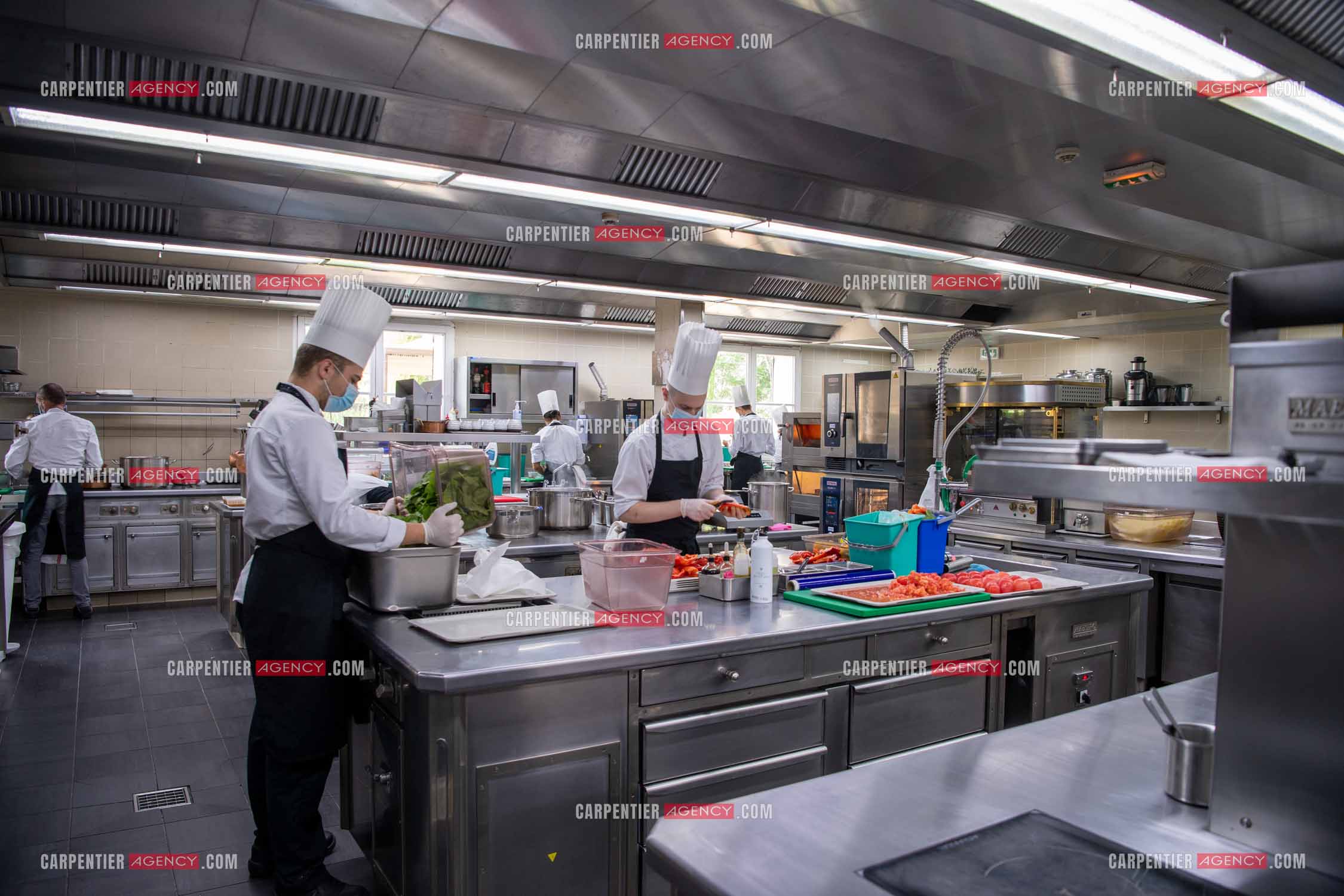 Le chef 3 étoiles Glenn Viel nous fait découvrir son restaurant “L'Ousteau de Baumanière“ situé aux Baux-de-Provence dans les Bouches du Rhône. Présentation des lieux, de sa brigade, ainsi que les cuisines et sa salle.   ( Exclusif )