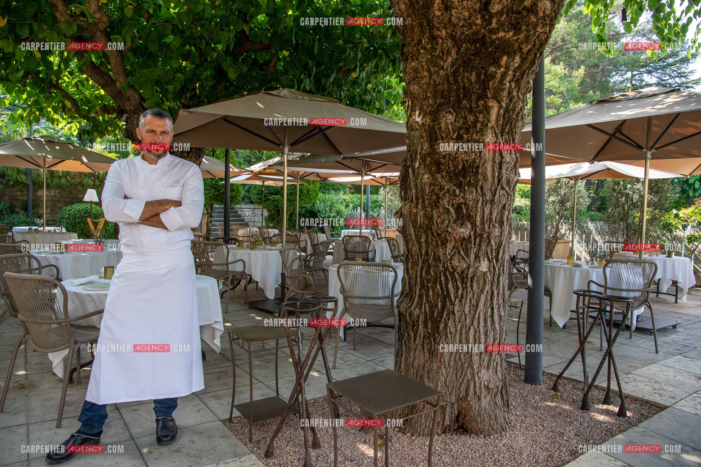 Le chef 3 étoiles Glenn Viel nous fait découvrir son restaurant “L'Ousteau de Baumanière“ situé aux Baux-de-Provence dans les Bouches du Rhône. Présentation des lieux, de sa brigade, ainsi que les cuisines et sa salle.   ( Exclusif )