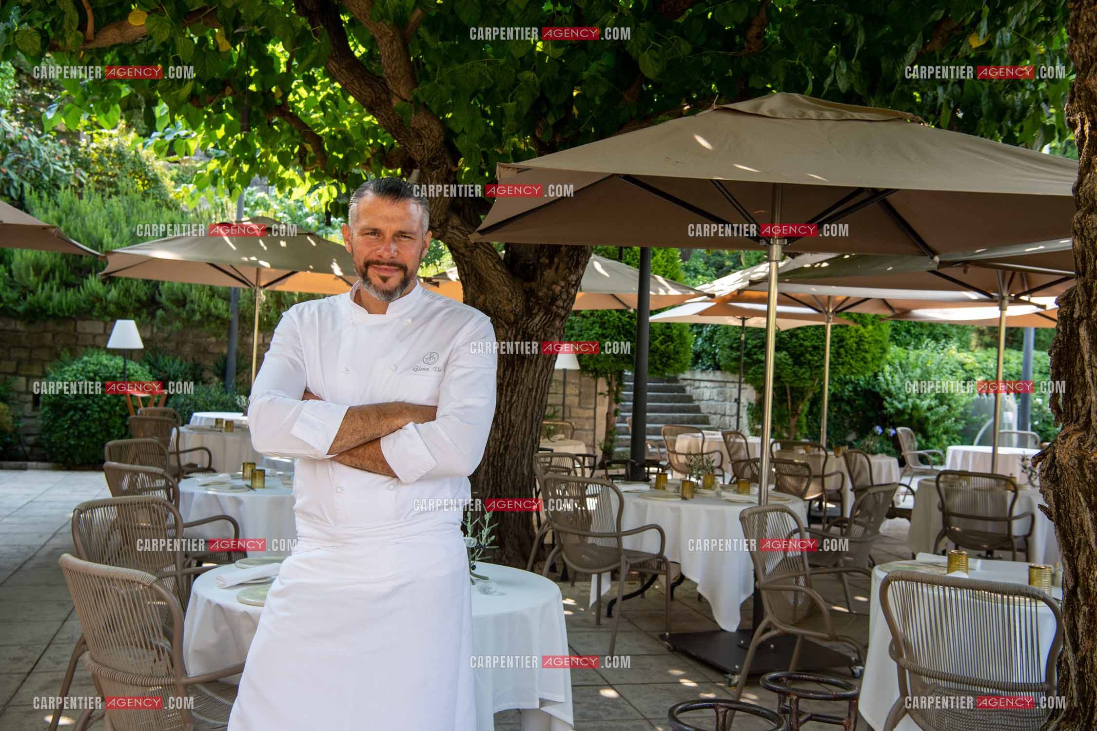 Le chef 3 étoiles Glenn Viel nous fait découvrir son restaurant “L'Ousteau de Baumanière“ situé aux Baux-de-Provence dans les Bouches du Rhône. Présentation des lieux, de sa brigade, ainsi que les cuisines et sa salle.   ( Exclusif )