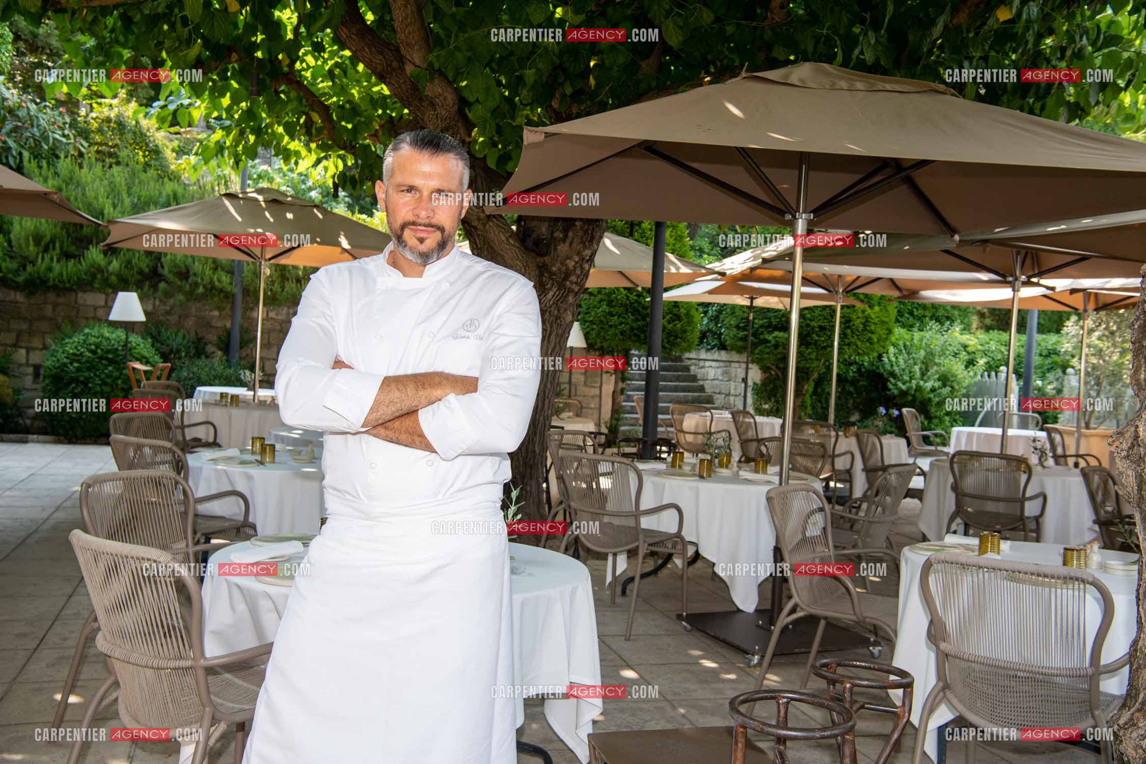 Le chef 3 étoiles Glenn Viel nous fait découvrir son restaurant “L'Ousteau de Baumanière“ situé aux Baux-de-Provence dans les Bouches du Rhône. Présentation des lieux, de sa brigade, ainsi que les cuisines et sa salle.   ( Exclusif )