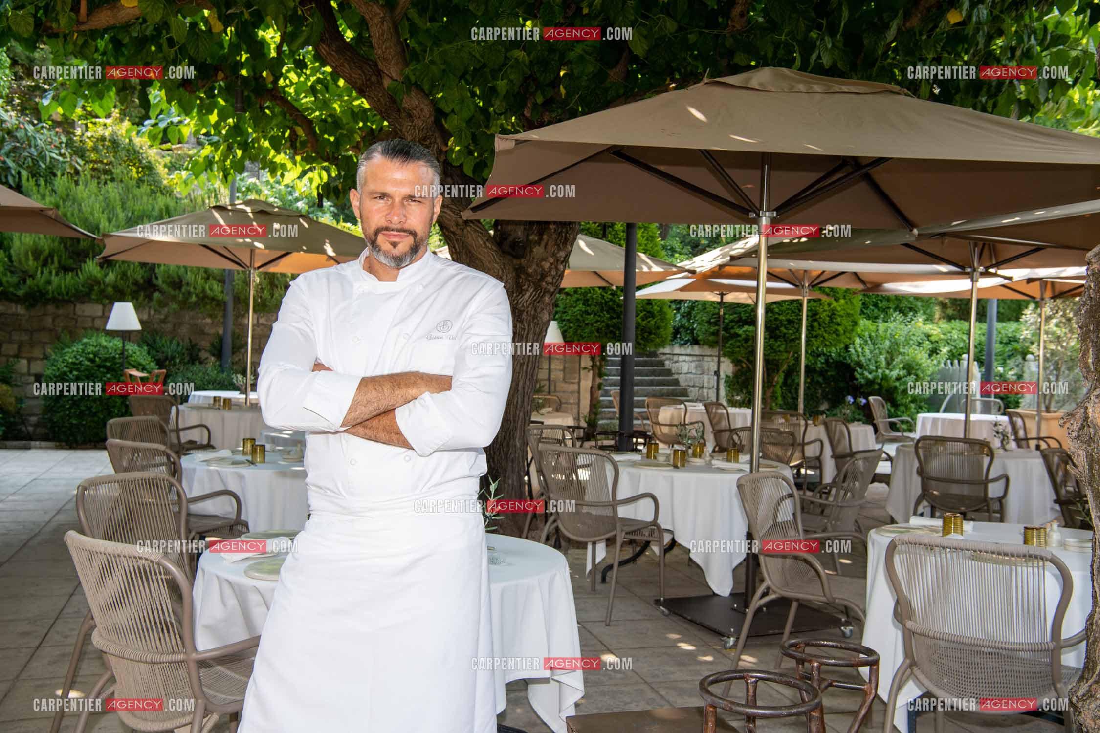 Le chef 3 étoiles Glenn Viel nous fait découvrir son restaurant “L'Ousteau de Baumanière“ situé aux Baux-de-Provence dans les Bouches du Rhône. Présentation des lieux, de sa brigade, ainsi que les cuisines et sa salle.   ( Exclusif )