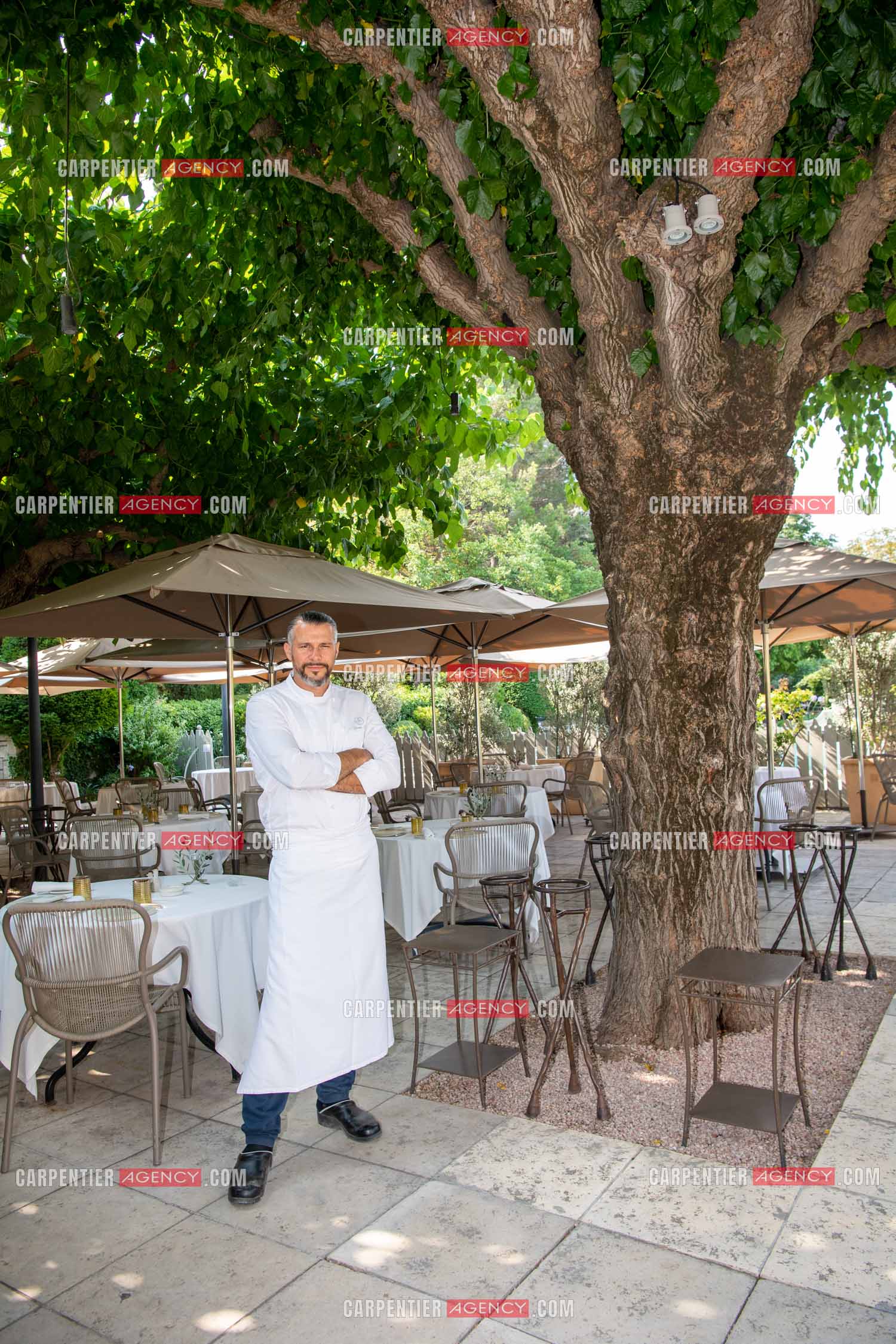 Le chef 3 étoiles Glenn Viel nous fait découvrir son restaurant “L'Ousteau de Baumanière“ situé aux Baux-de-Provence dans les Bouches du Rhône. Présentation des lieux, de sa brigade, ainsi que les cuisines et sa salle.   ( Exclusif )