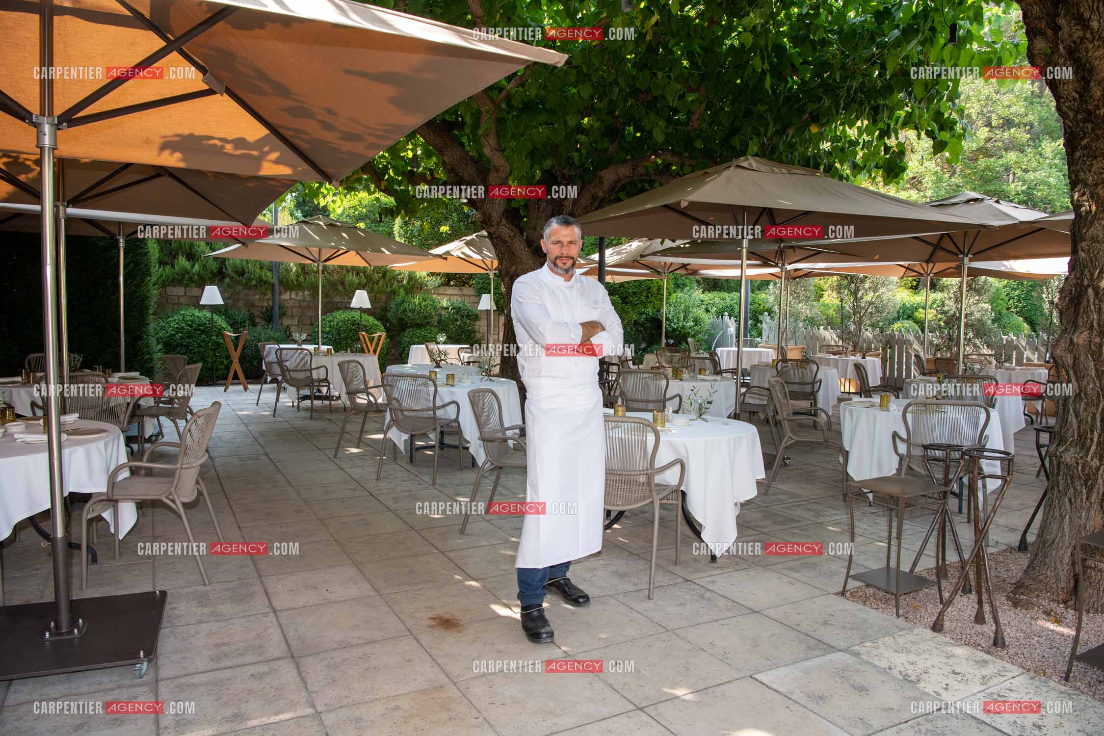 Le chef 3 étoiles Glenn Viel nous fait découvrir son restaurant “L'Ousteau de Baumanière“ situé aux Baux-de-Provence dans les Bouches du Rhône. Présentation des lieux, de sa brigade, ainsi que les cuisines et sa salle.   ( Exclusif )