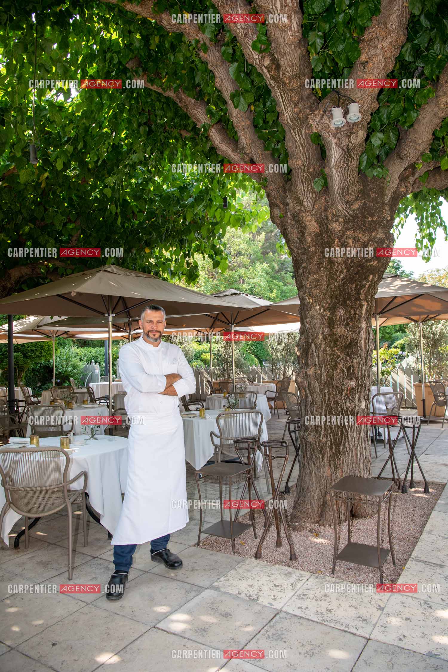 Le chef 3 étoiles Glenn Viel nous fait découvrir son restaurant “L'Ousteau de Baumanière“ situé aux Baux-de-Provence dans les Bouches du Rhône. Présentation des lieux, de sa brigade, ainsi que les cuisines et sa salle.   ( Exclusif )