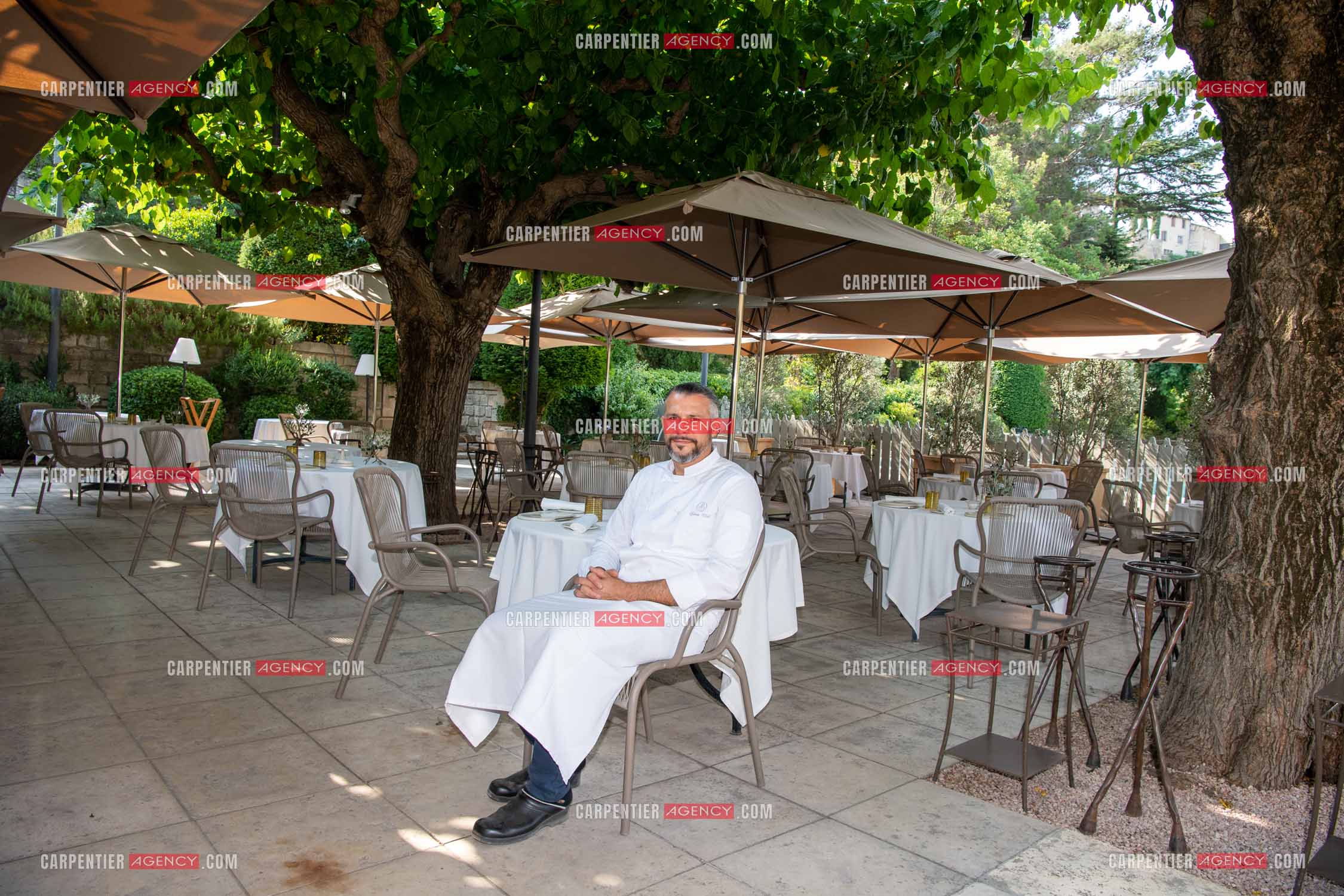 Le chef 3 étoiles Glenn Viel nous fait découvrir son restaurant “L'Ousteau de Baumanière“ situé aux Baux-de-Provence dans les Bouches du Rhône. Présentation des lieux, de sa brigade, ainsi que les cuisines et sa salle.   ( Exclusif )