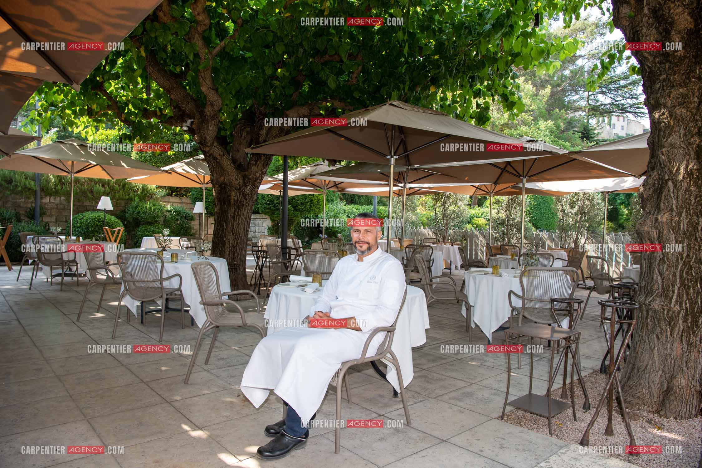 Le chef 3 étoiles Glenn Viel nous fait découvrir son restaurant “L'Ousteau de Baumanière“ situé aux Baux-de-Provence dans les Bouches du Rhône. Présentation des lieux, de sa brigade, ainsi que les cuisines et sa salle.   ( Exclusif )