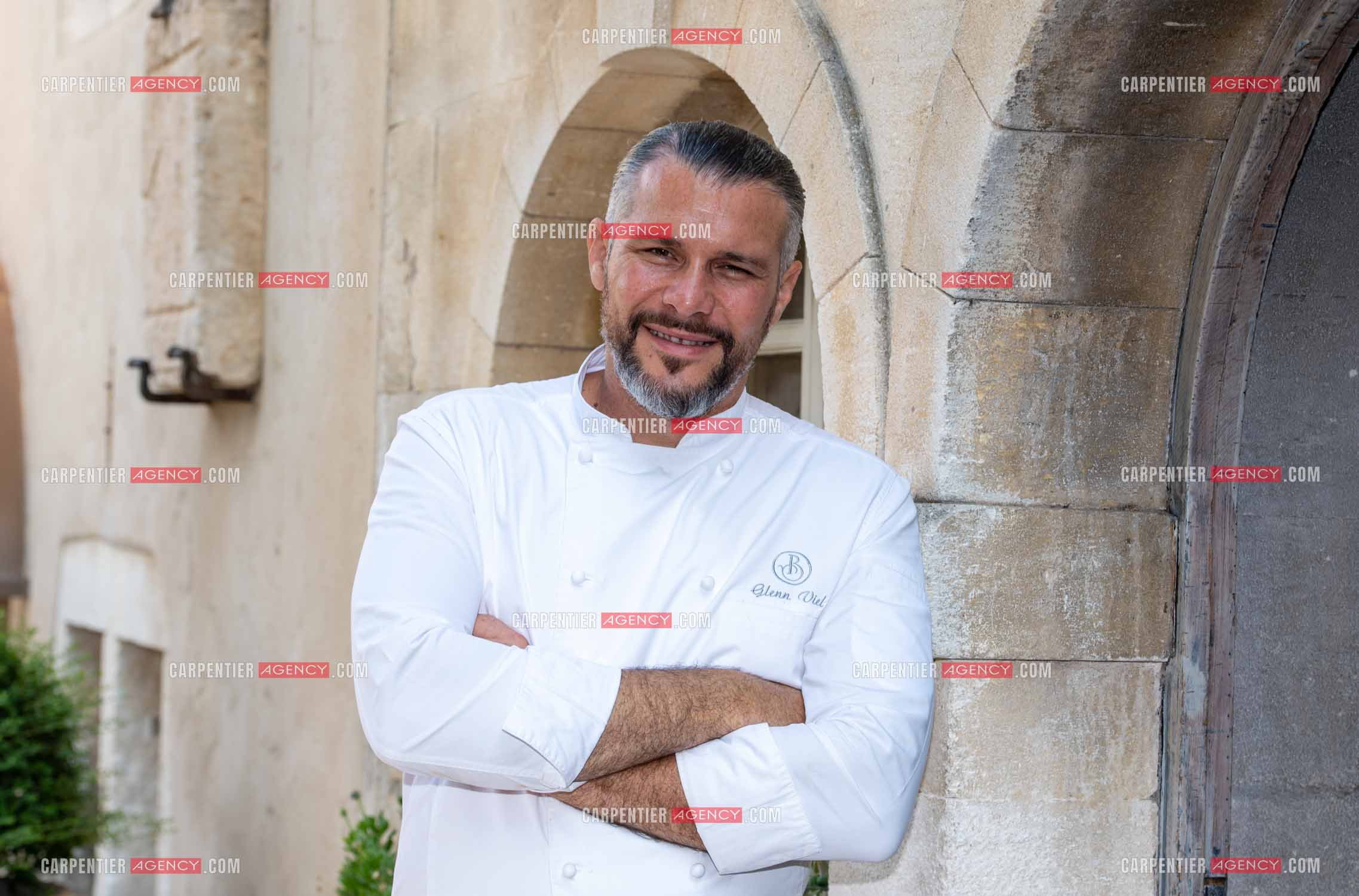 Le chef 3 étoiles Glenn Viel nous fait découvrir son restaurant “L'Ousteau de Baumanière“ situé aux Baux-de-Provence dans les Bouches du Rhône. Présentation des lieux, de sa brigade, ainsi que les cuisines et sa salle.   ( Exclusif )