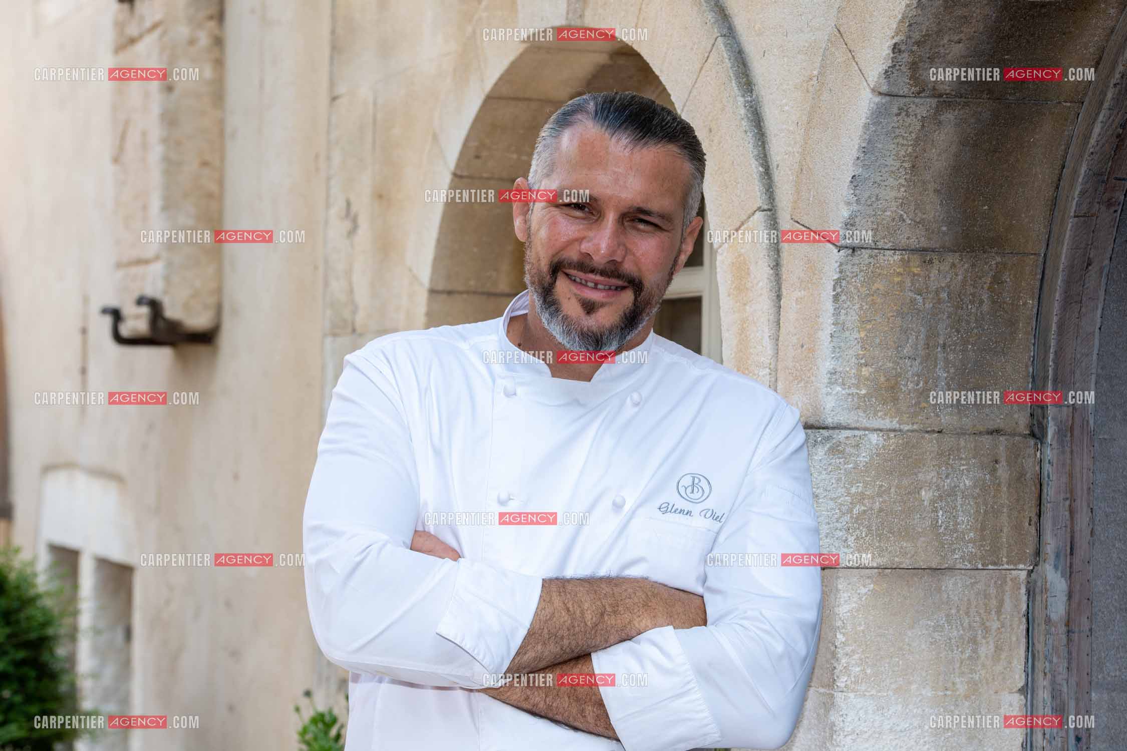 Le chef 3 étoiles Glenn Viel nous fait découvrir son restaurant “L'Ousteau de Baumanière“ situé aux Baux-de-Provence dans les Bouches du Rhône. Présentation des lieux, de sa brigade, ainsi que les cuisines et sa salle.   ( Exclusif )