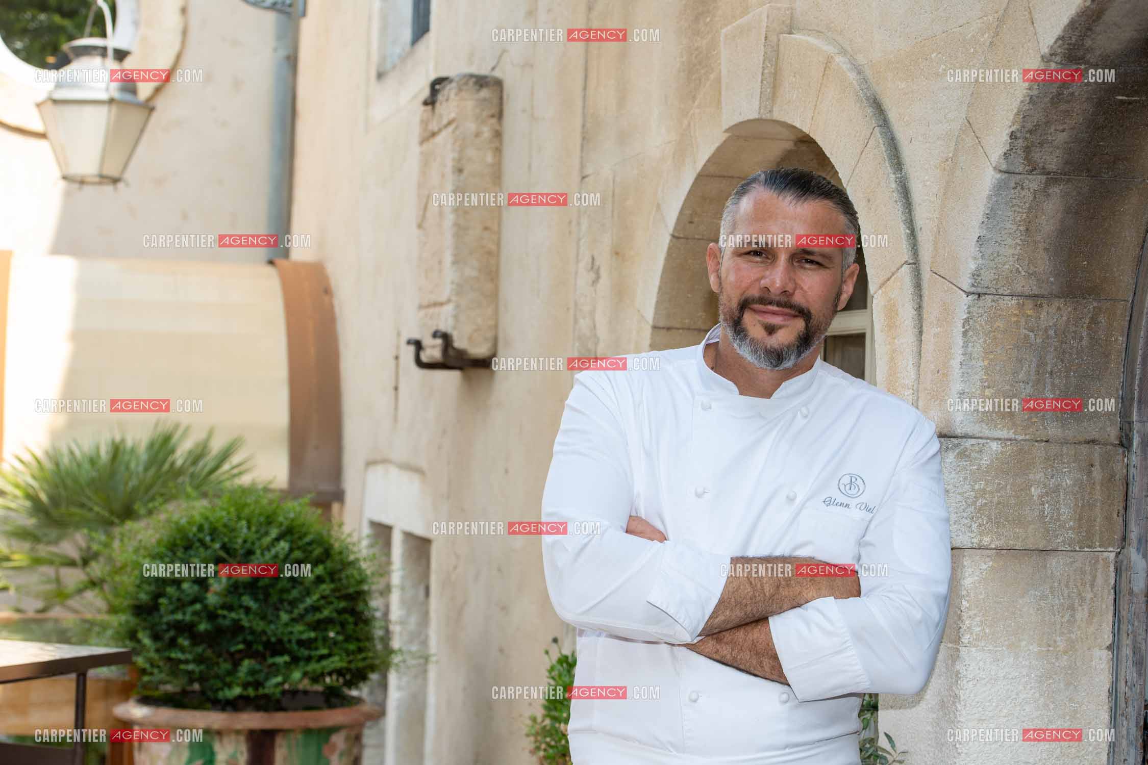 Le chef 3 étoiles Glenn Viel nous fait découvrir son restaurant “L'Ousteau de Baumanière“ situé aux Baux-de-Provence dans les Bouches du Rhône. Présentation des lieux, de sa brigade, ainsi que les cuisines et sa salle.   ( Exclusif )